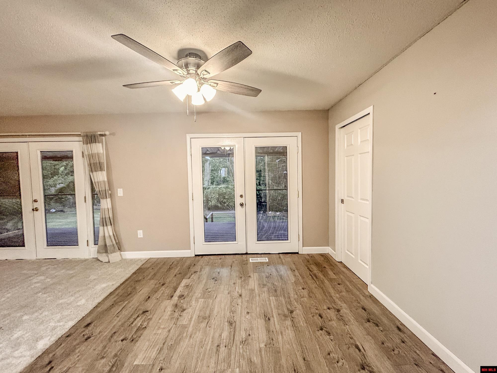 405 RAZORBACK DRIVE