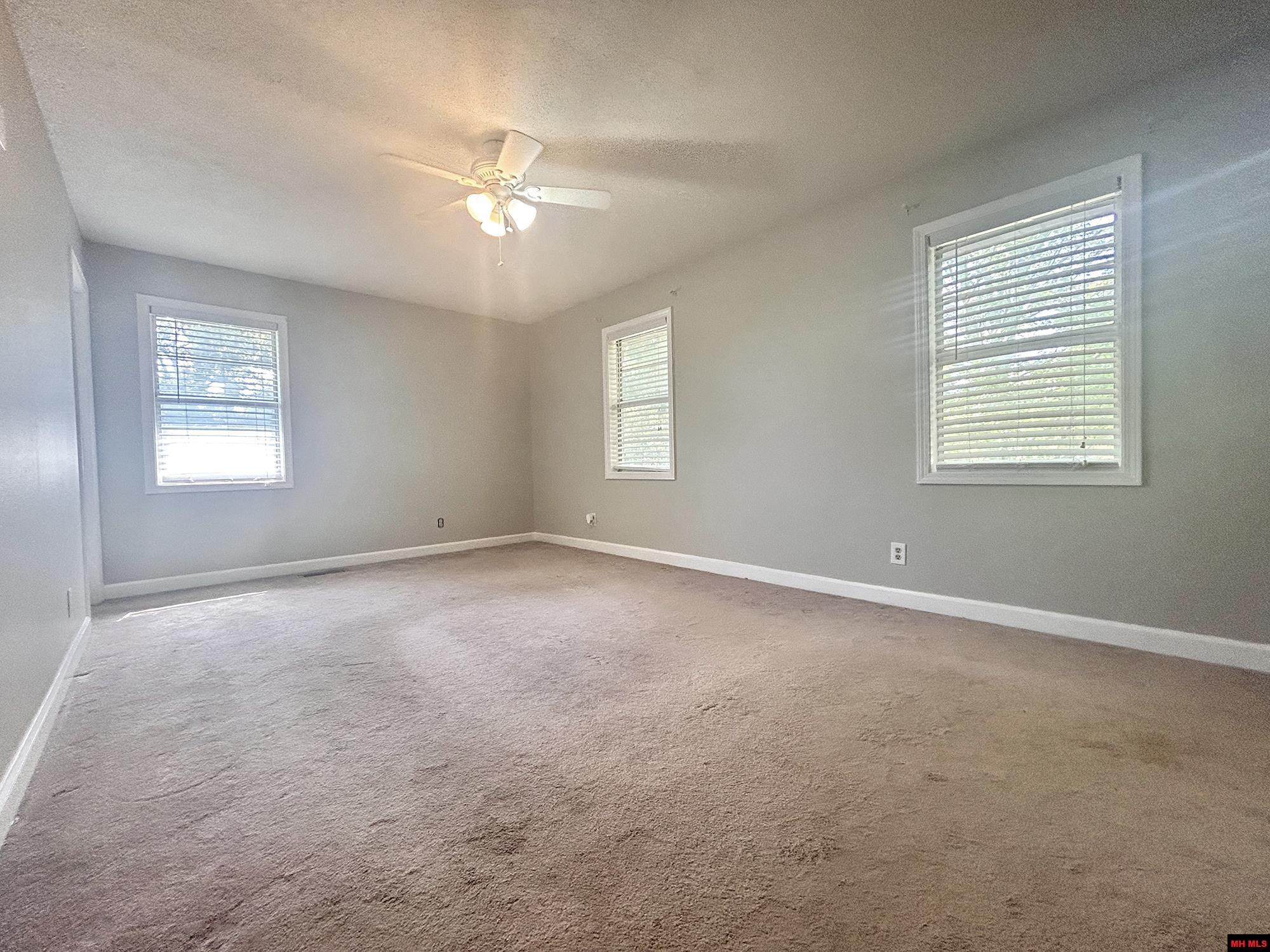 405 RAZORBACK DRIVE