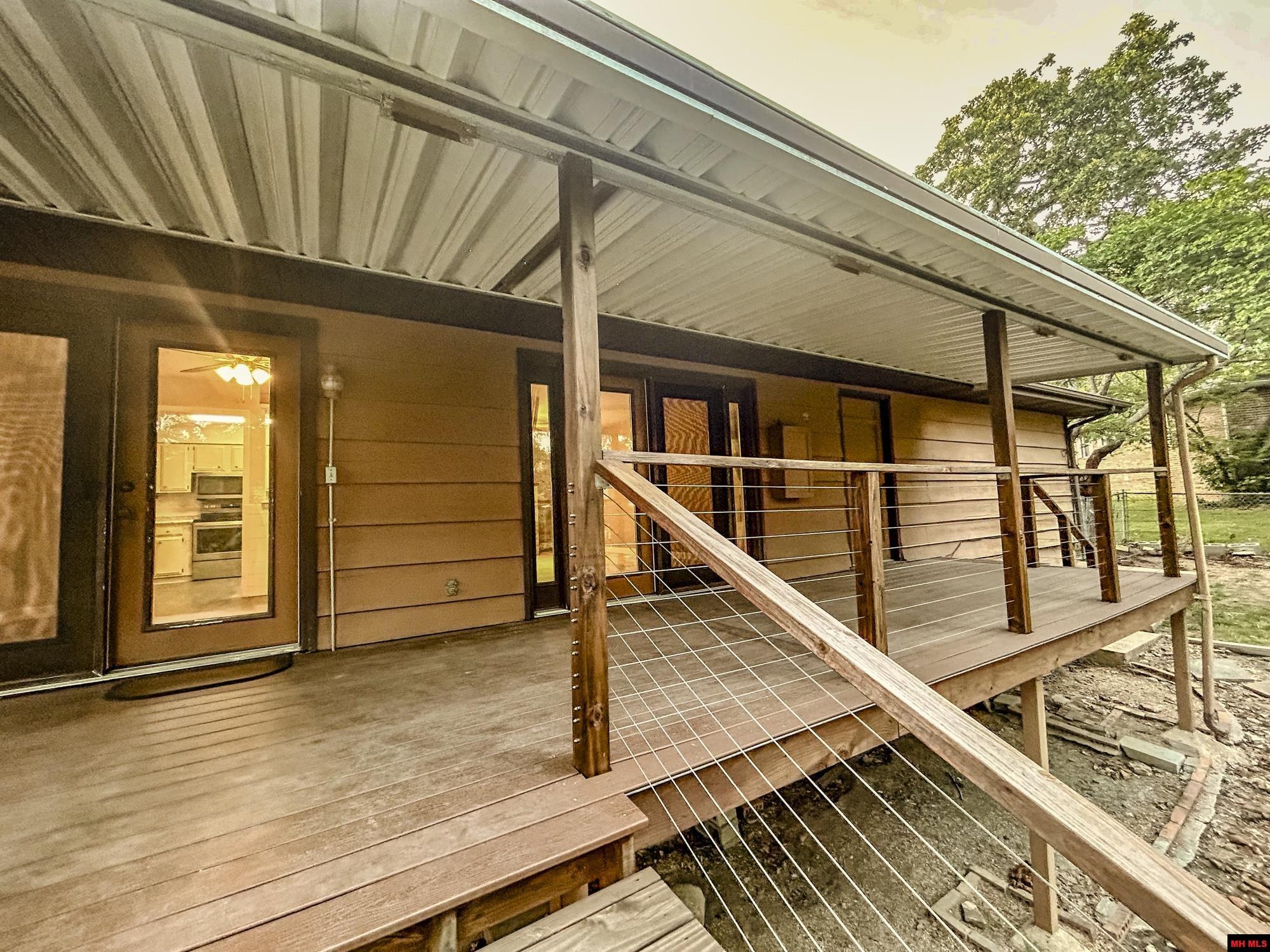 405 RAZORBACK DRIVE