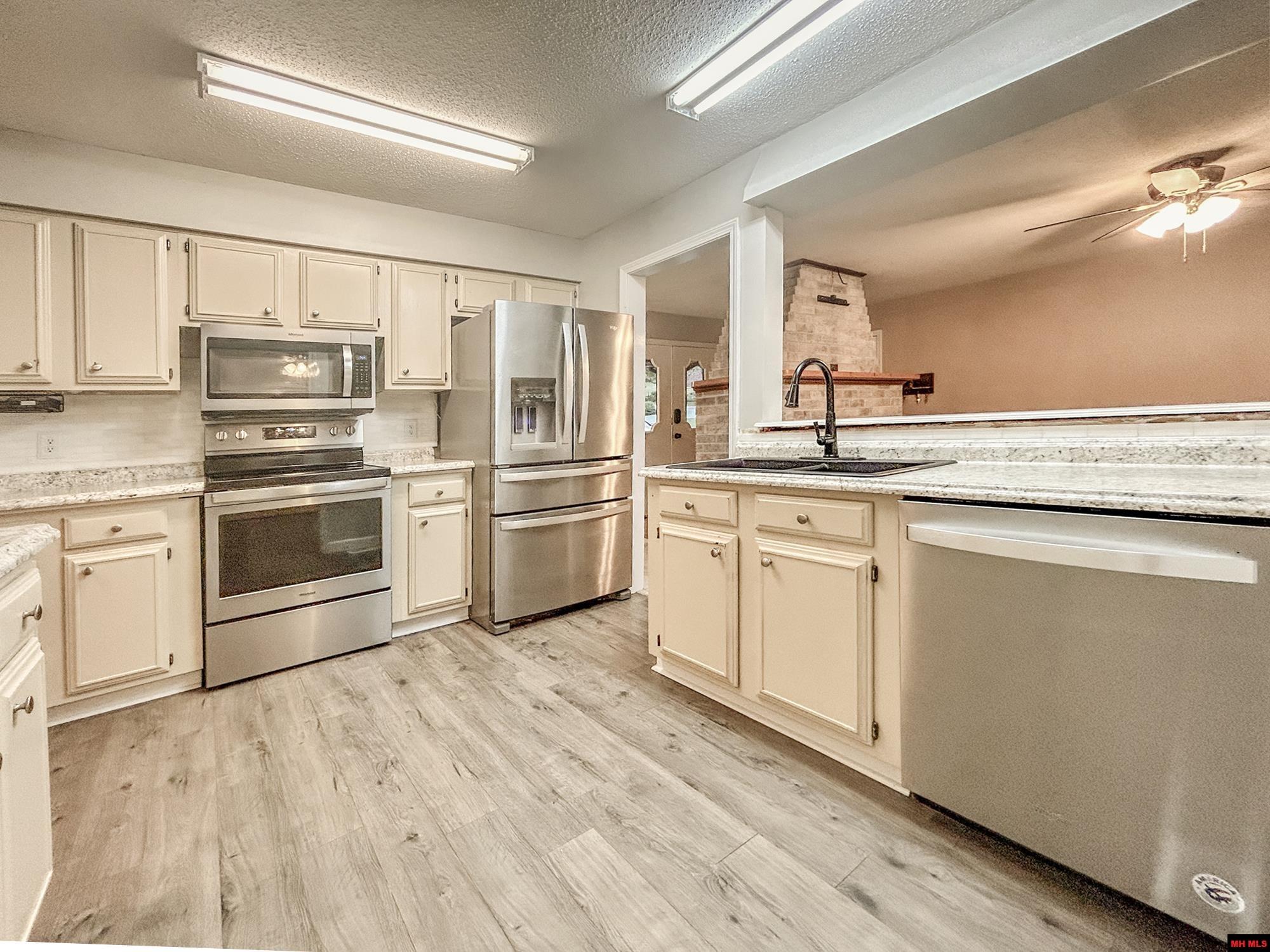 405 RAZORBACK DRIVE