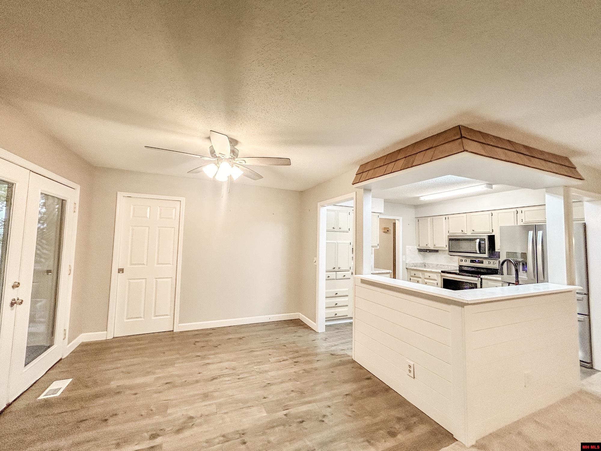 405 RAZORBACK DRIVE
