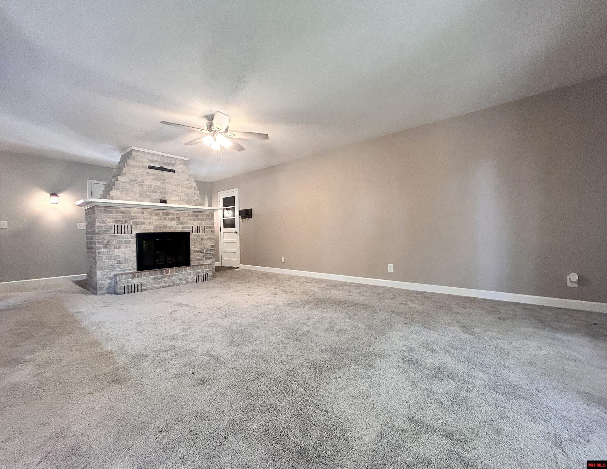 405 RAZORBACK DRIVE