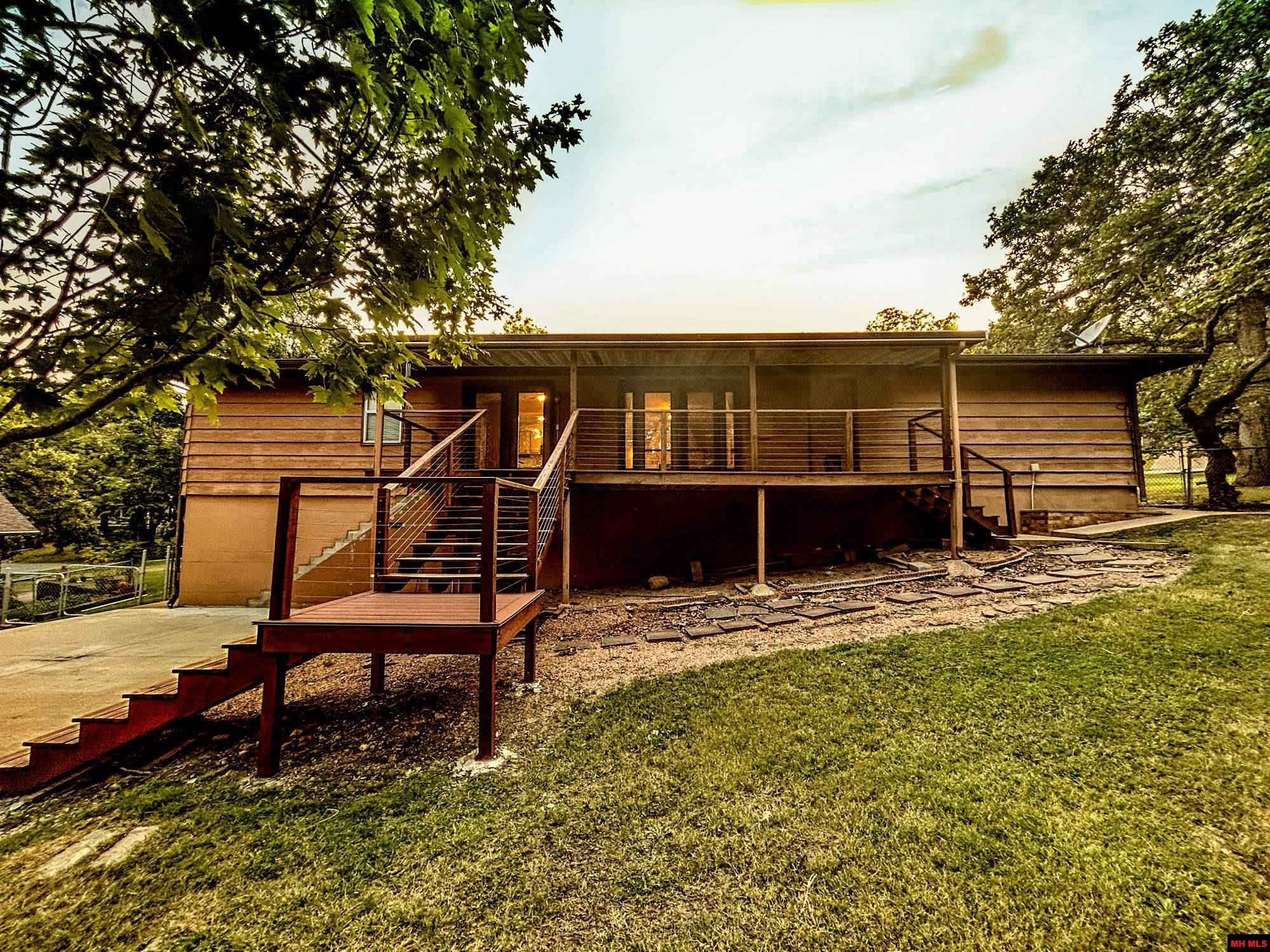 405 RAZORBACK DRIVE