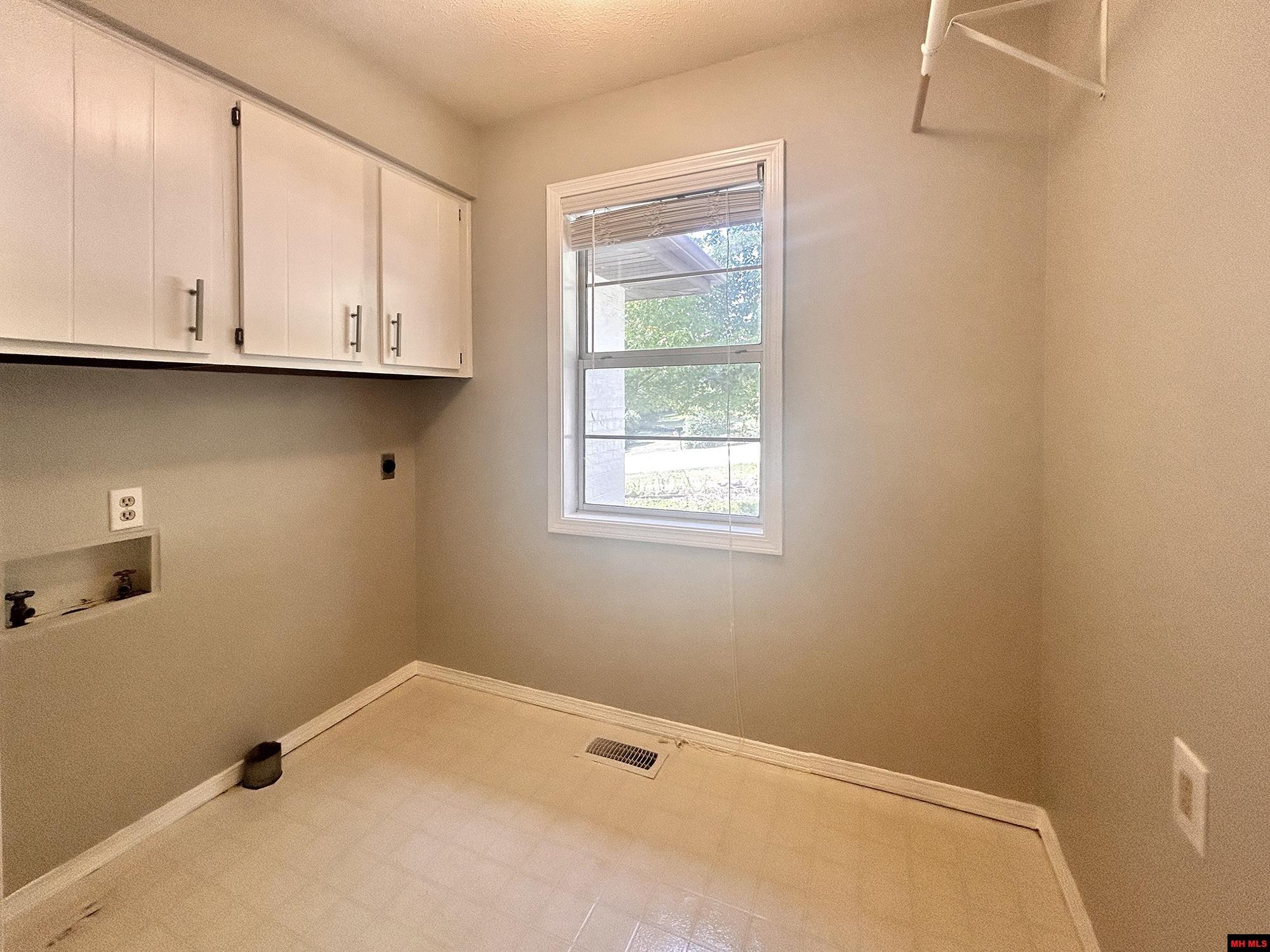 405 RAZORBACK DRIVE