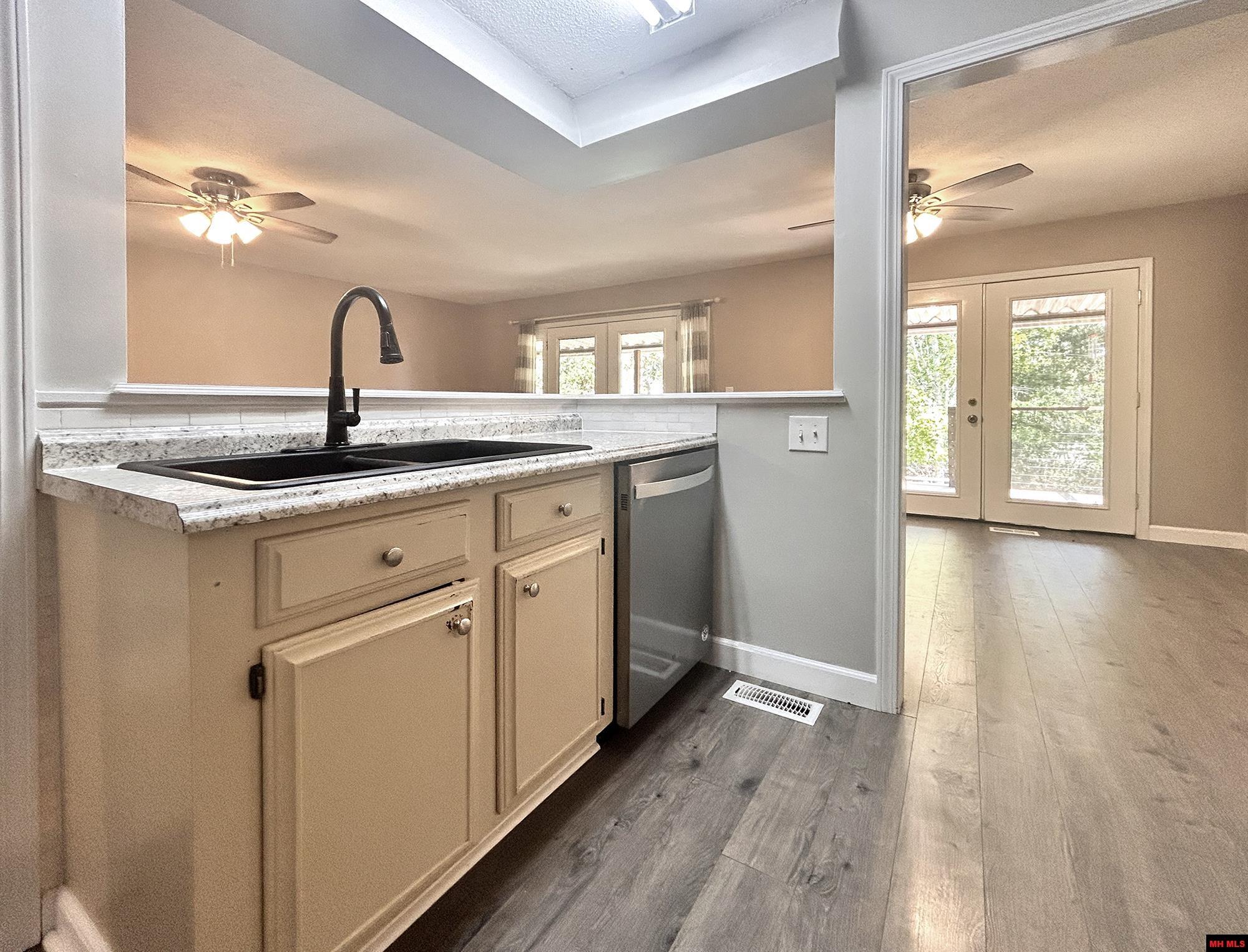405 RAZORBACK DRIVE