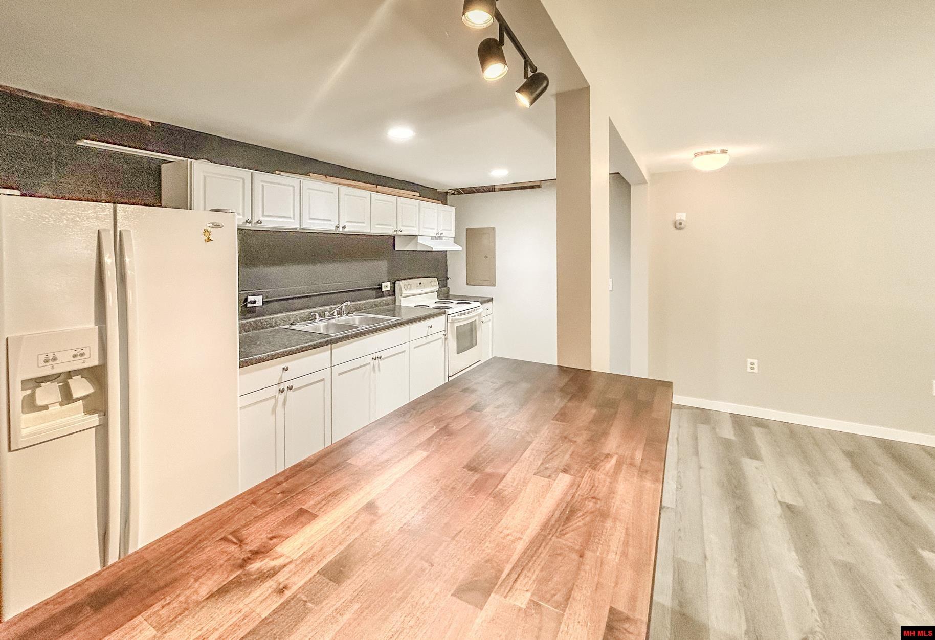 405 RAZORBACK DRIVE