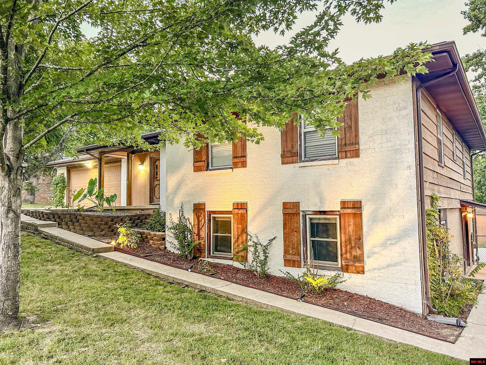 405 RAZORBACK DRIVE