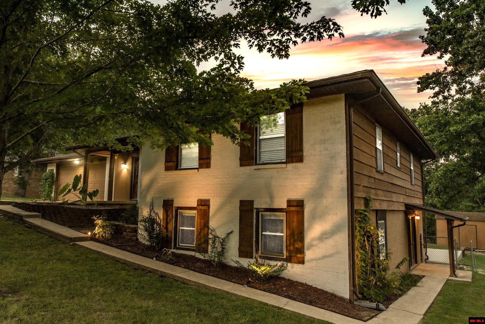 405 RAZORBACK DRIVE