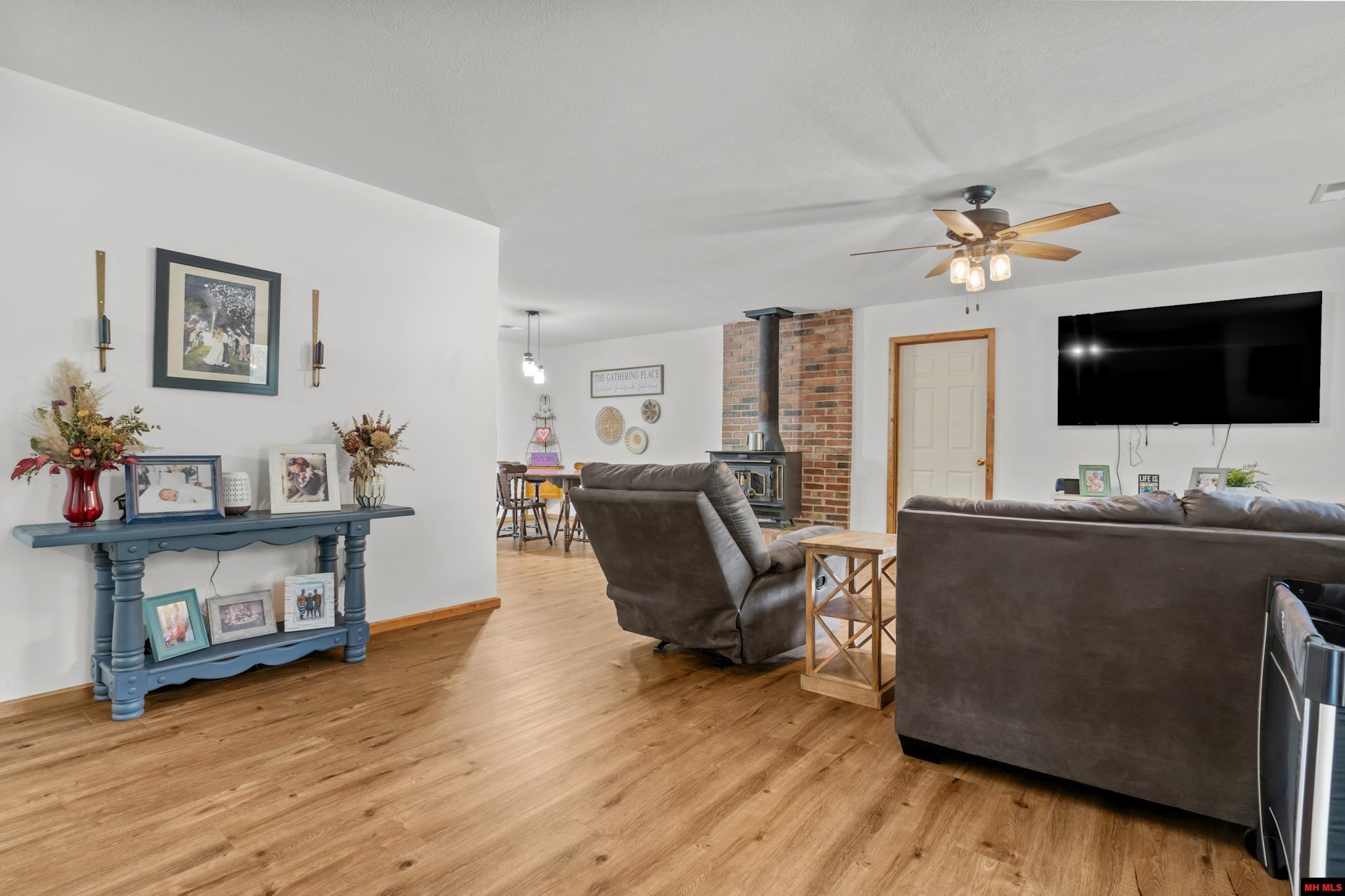 1308 HOLLYHOCK LANE