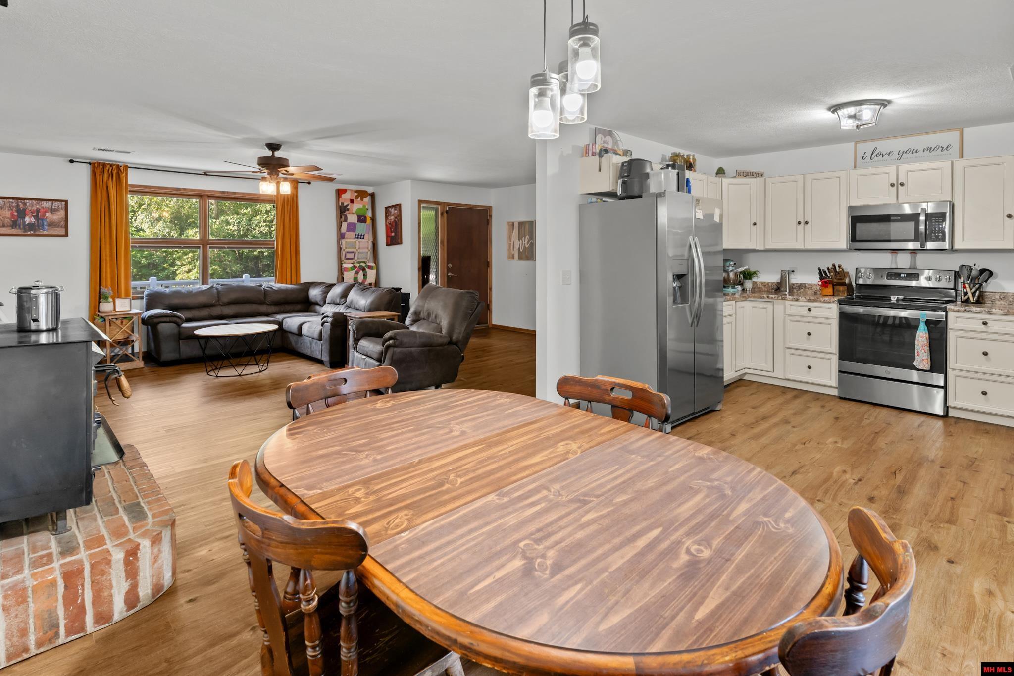 1308 HOLLYHOCK LANE