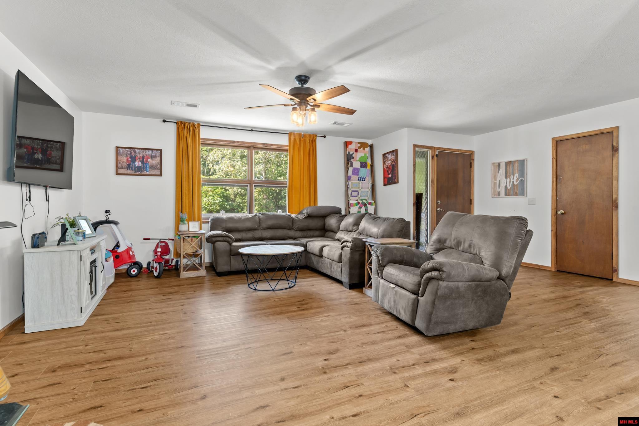 1308 HOLLYHOCK LANE