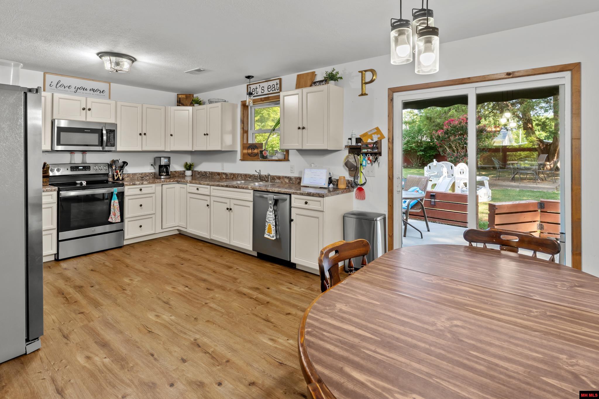 1308 HOLLYHOCK LANE