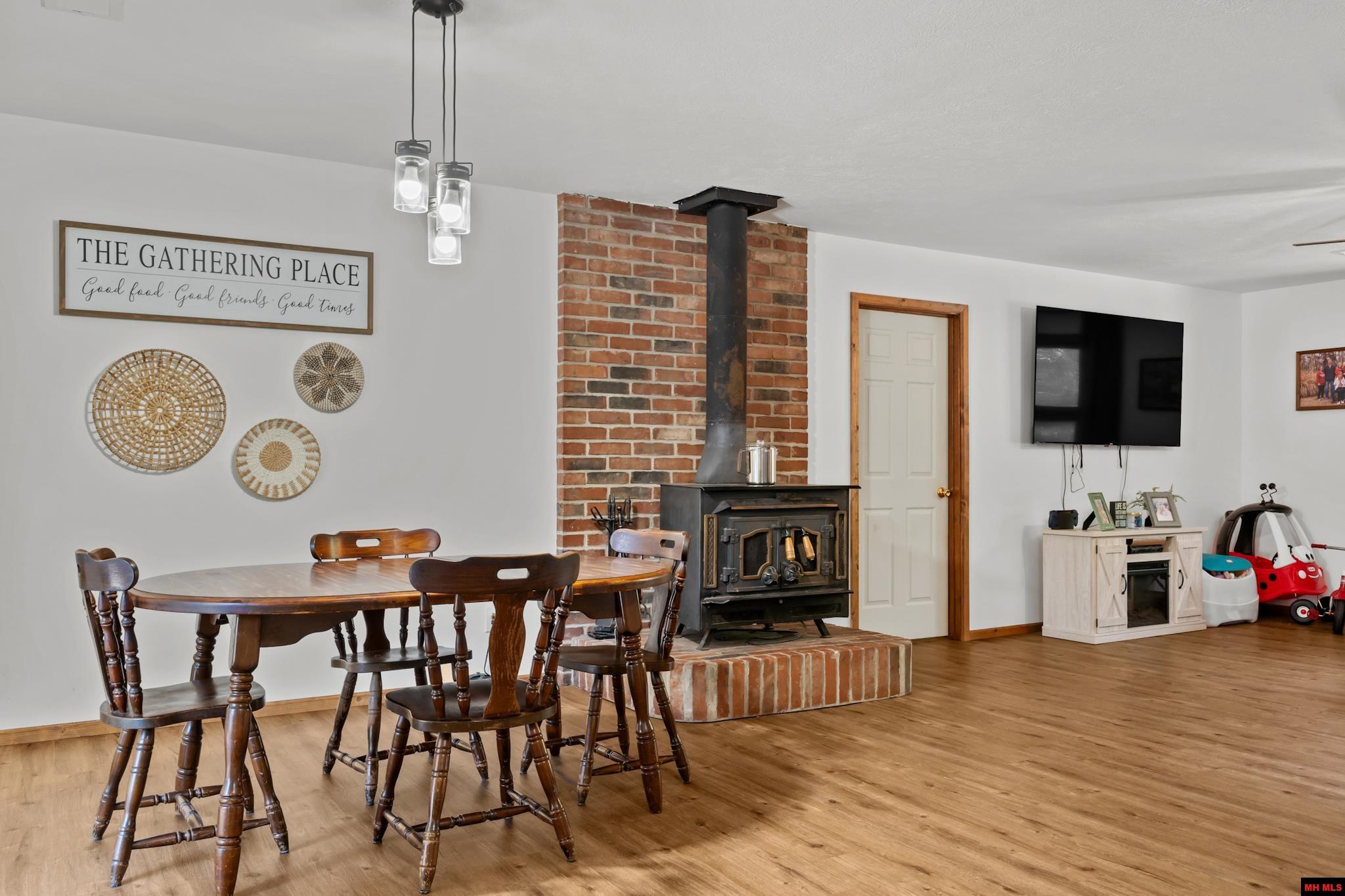 1308 HOLLYHOCK LANE