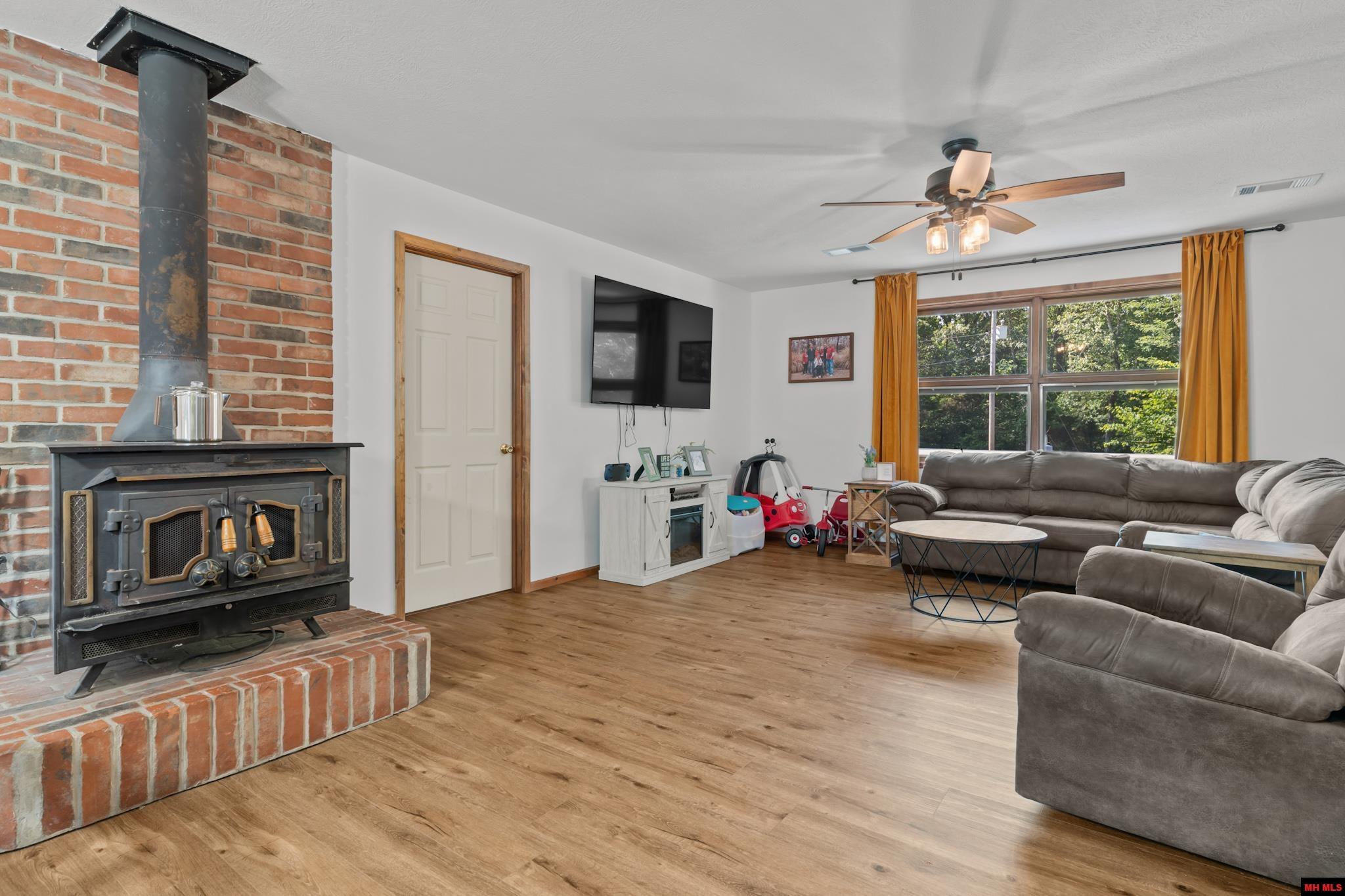 1308 HOLLYHOCK LANE