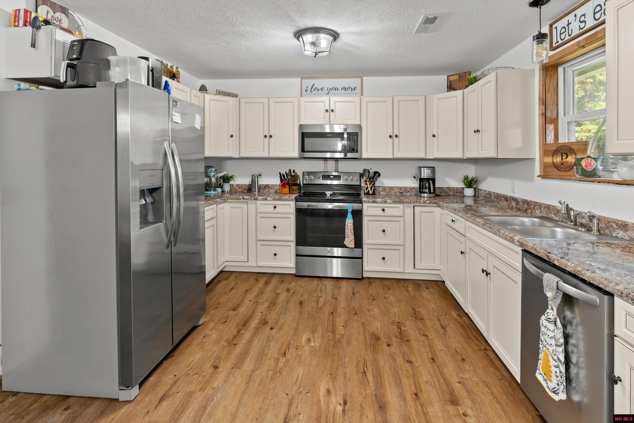 1308 HOLLYHOCK LANE