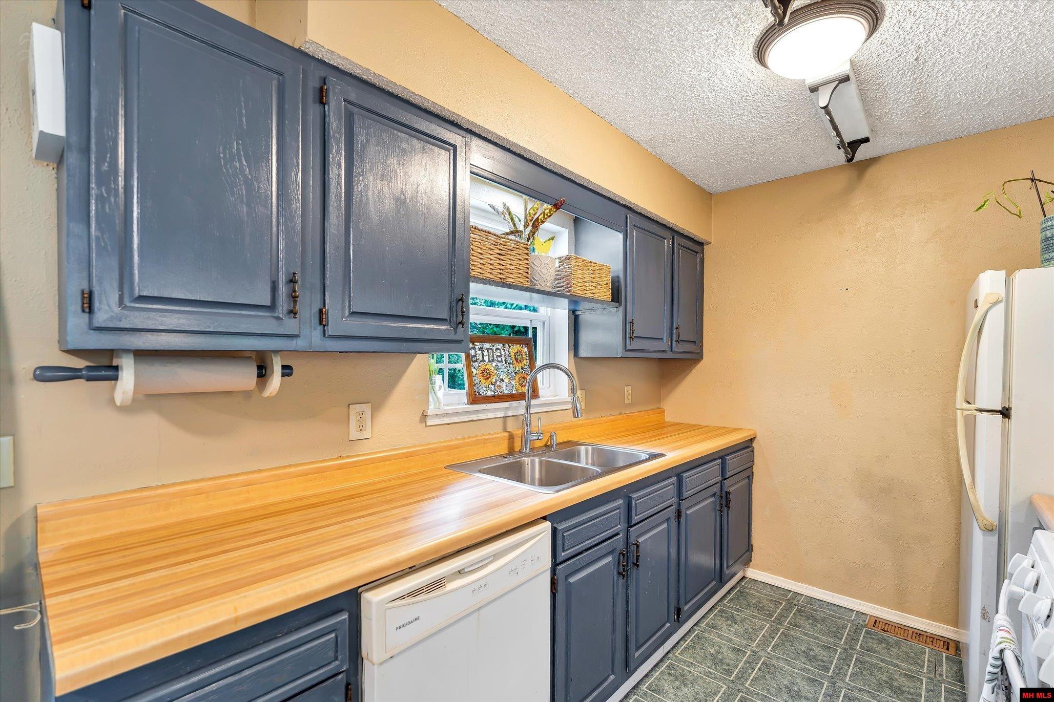 2102 DRIFTWOOD DRIVE