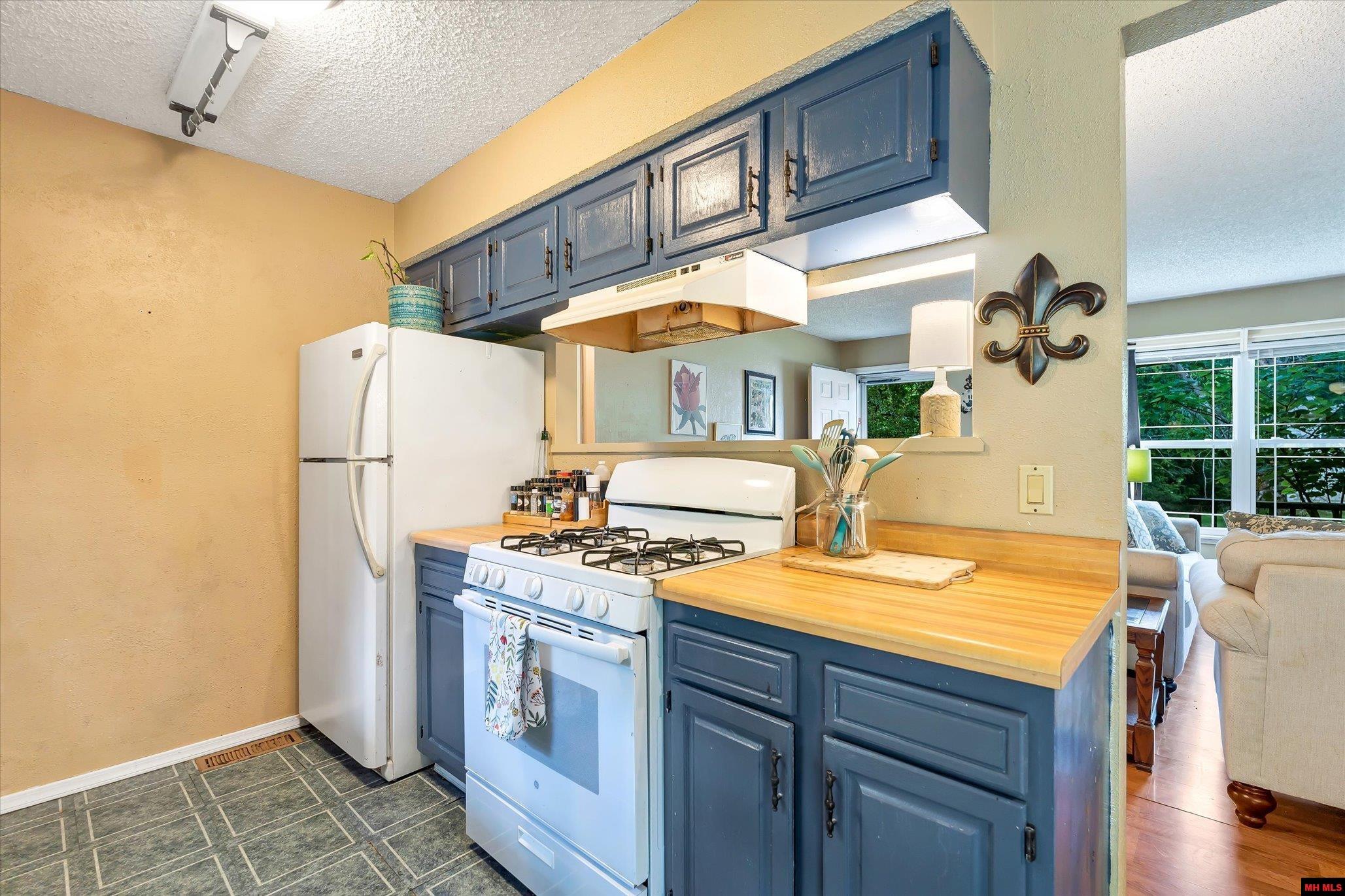 2102 DRIFTWOOD DRIVE