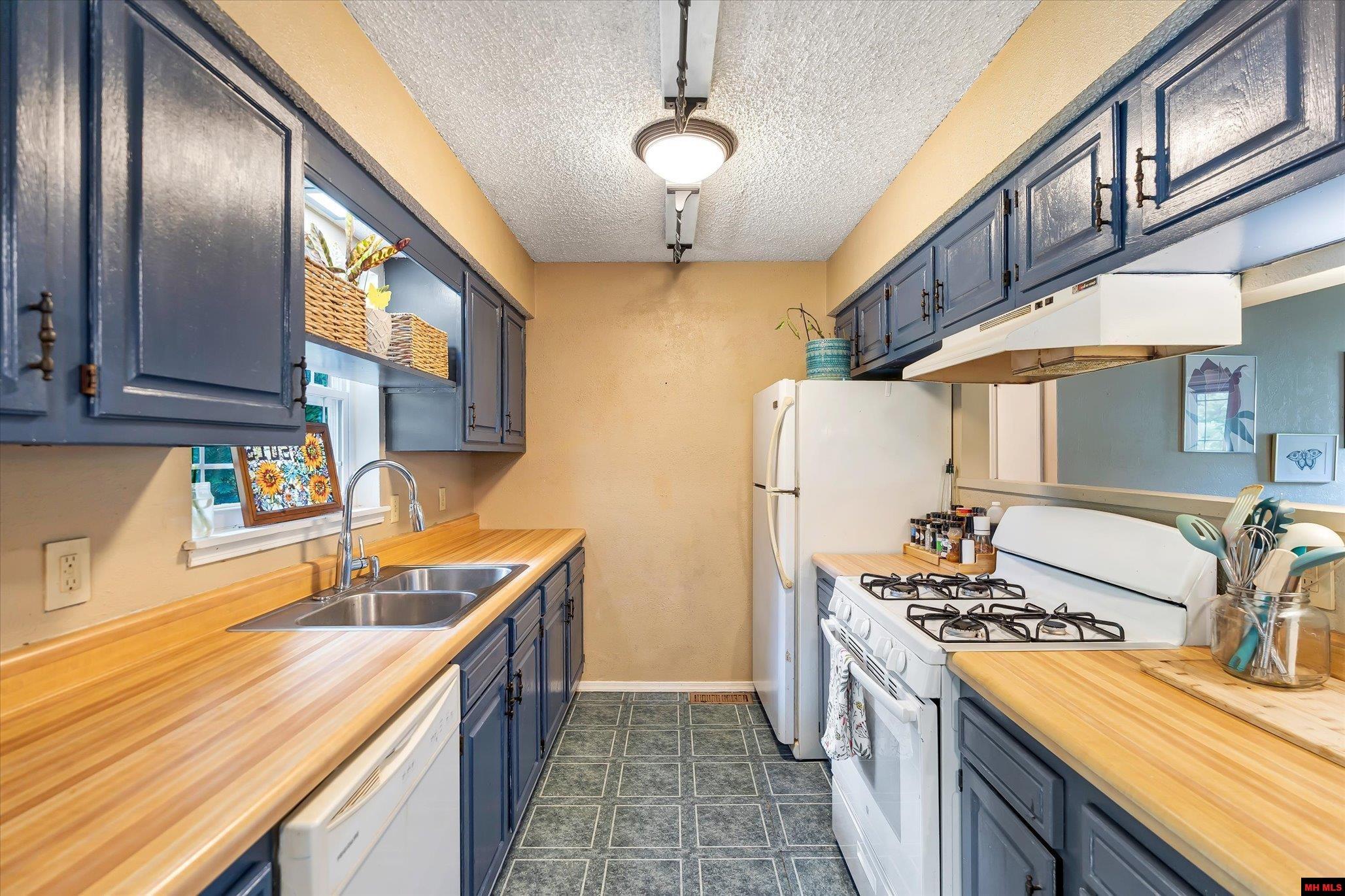 2102 DRIFTWOOD DRIVE
