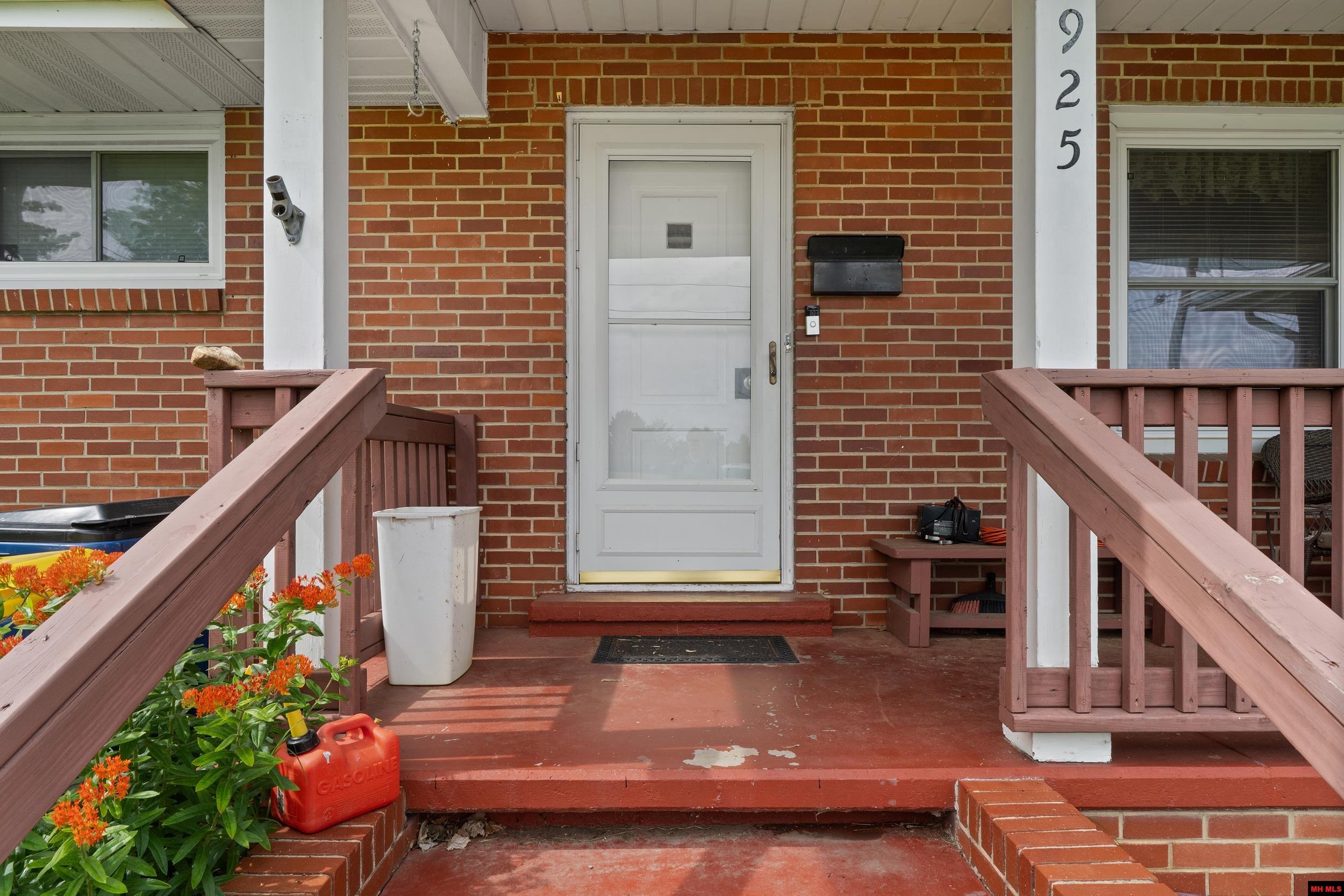 925 E 6TH STREET