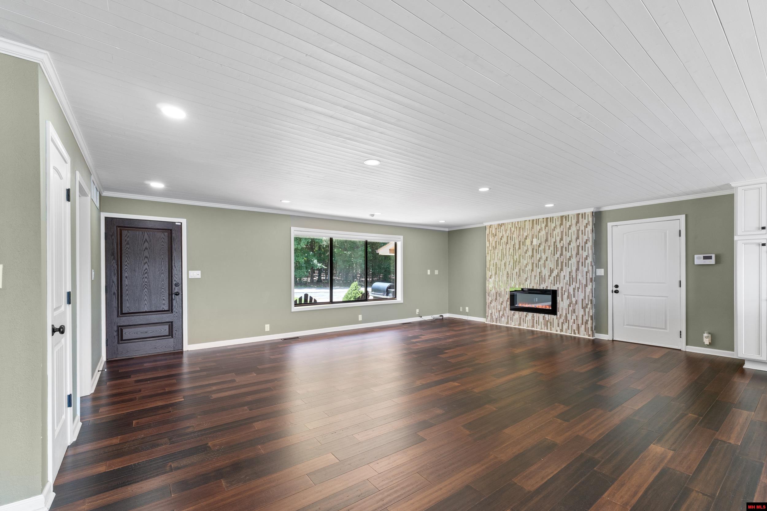 270 FERNCLIFF POINT