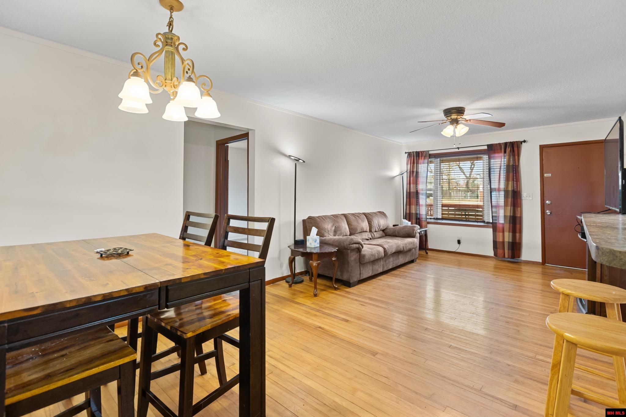 438 GLENSTONE DRIVE