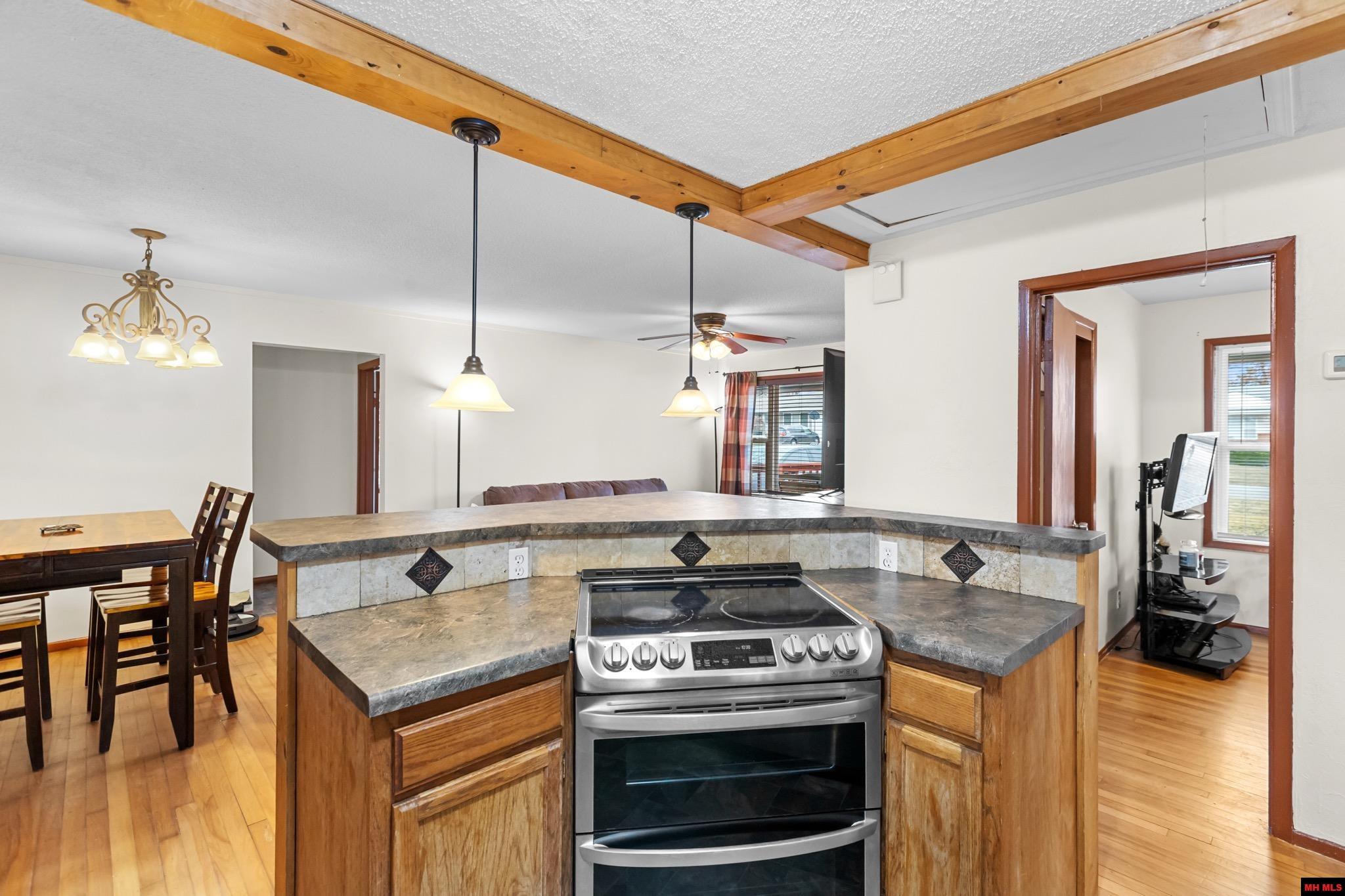 438 GLENSTONE DRIVE