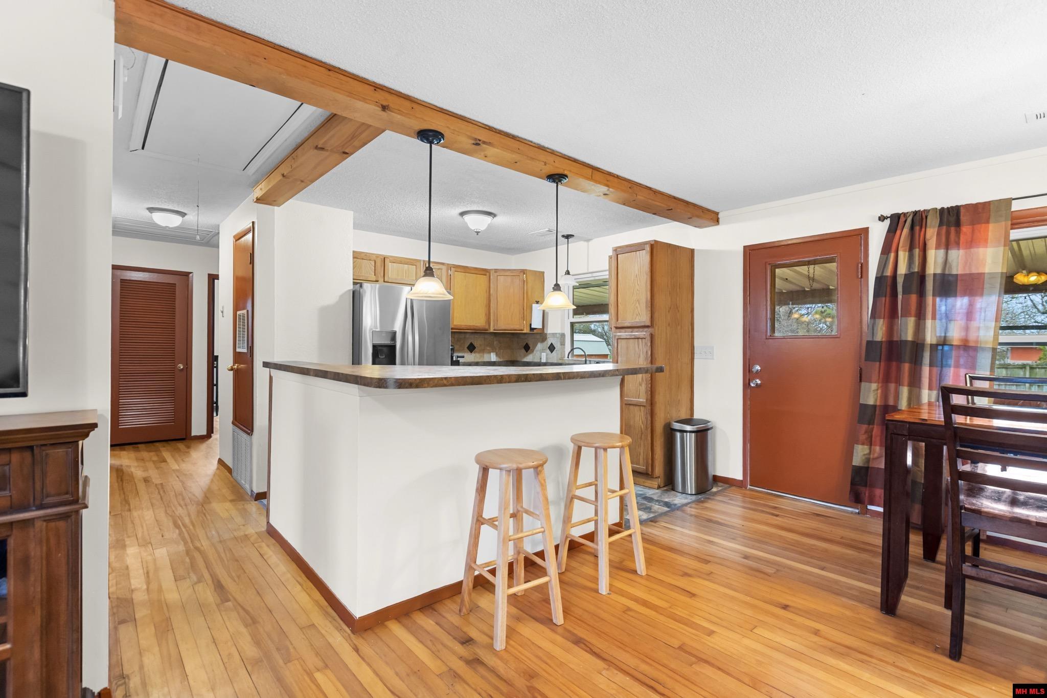 438 GLENSTONE DRIVE