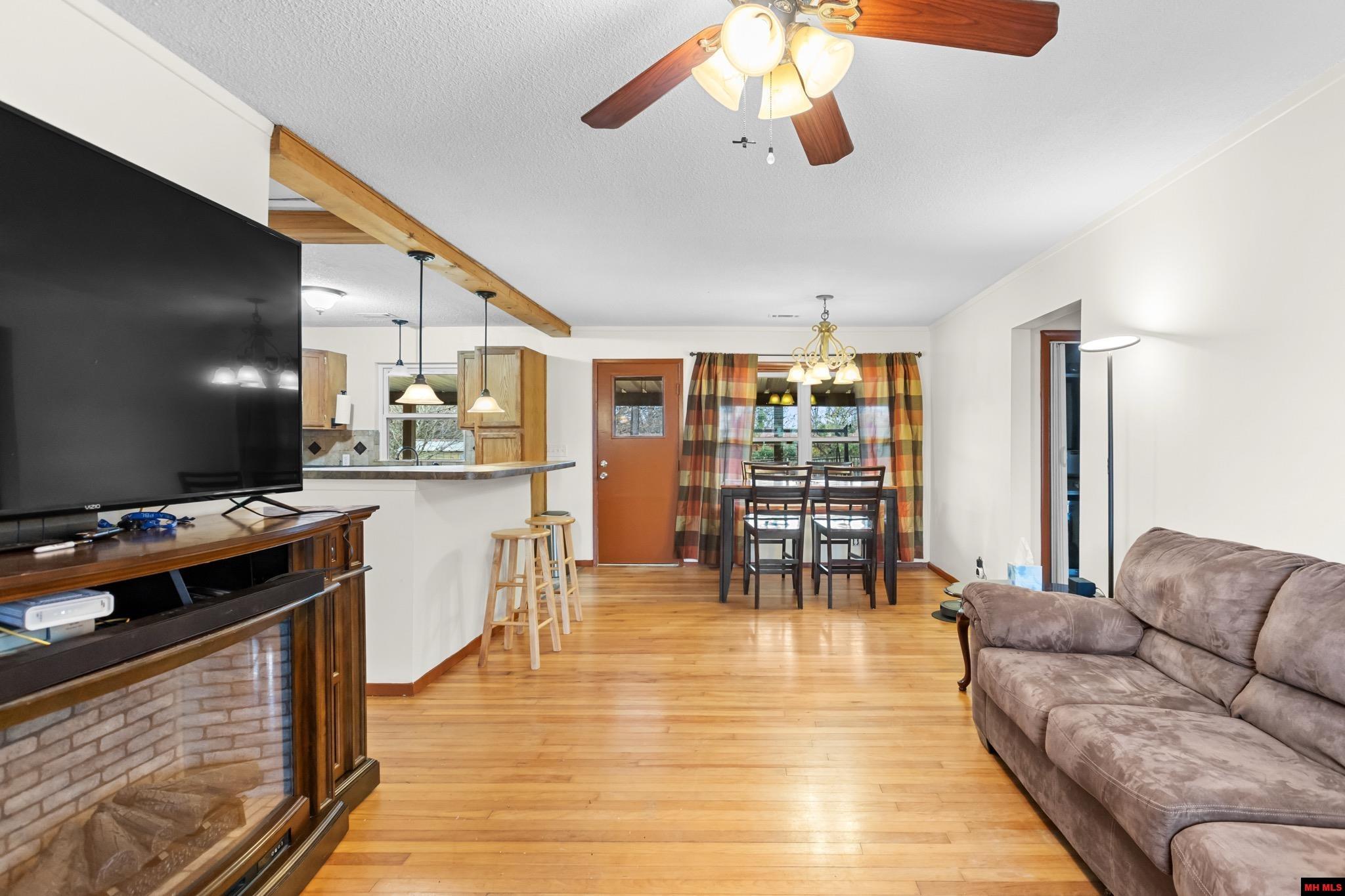 438 GLENSTONE DRIVE
