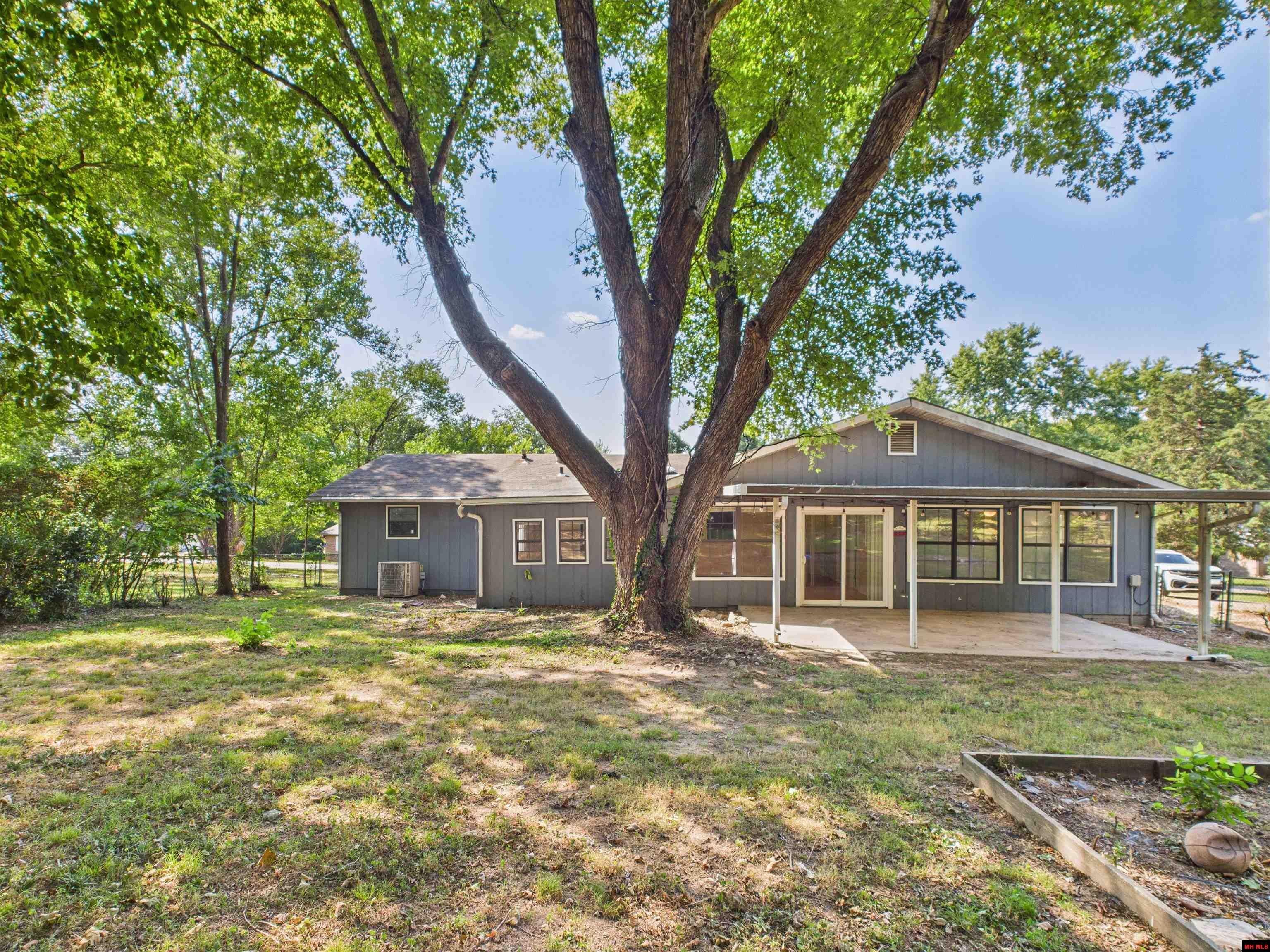 1138 MEADOWCREST DRIVE