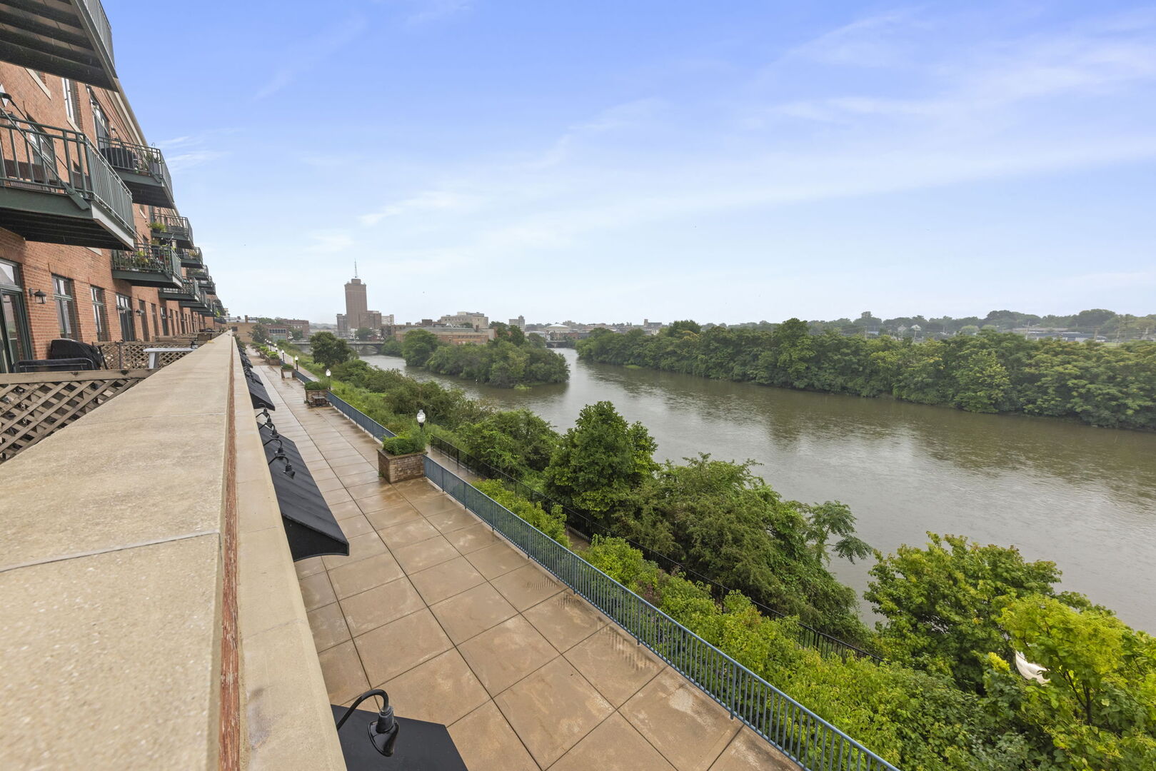 160 S River Street Unit: 215