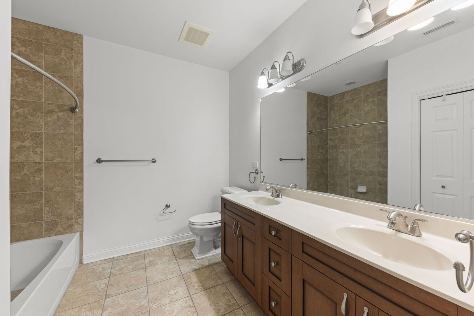 160 S River Street Unit: 215