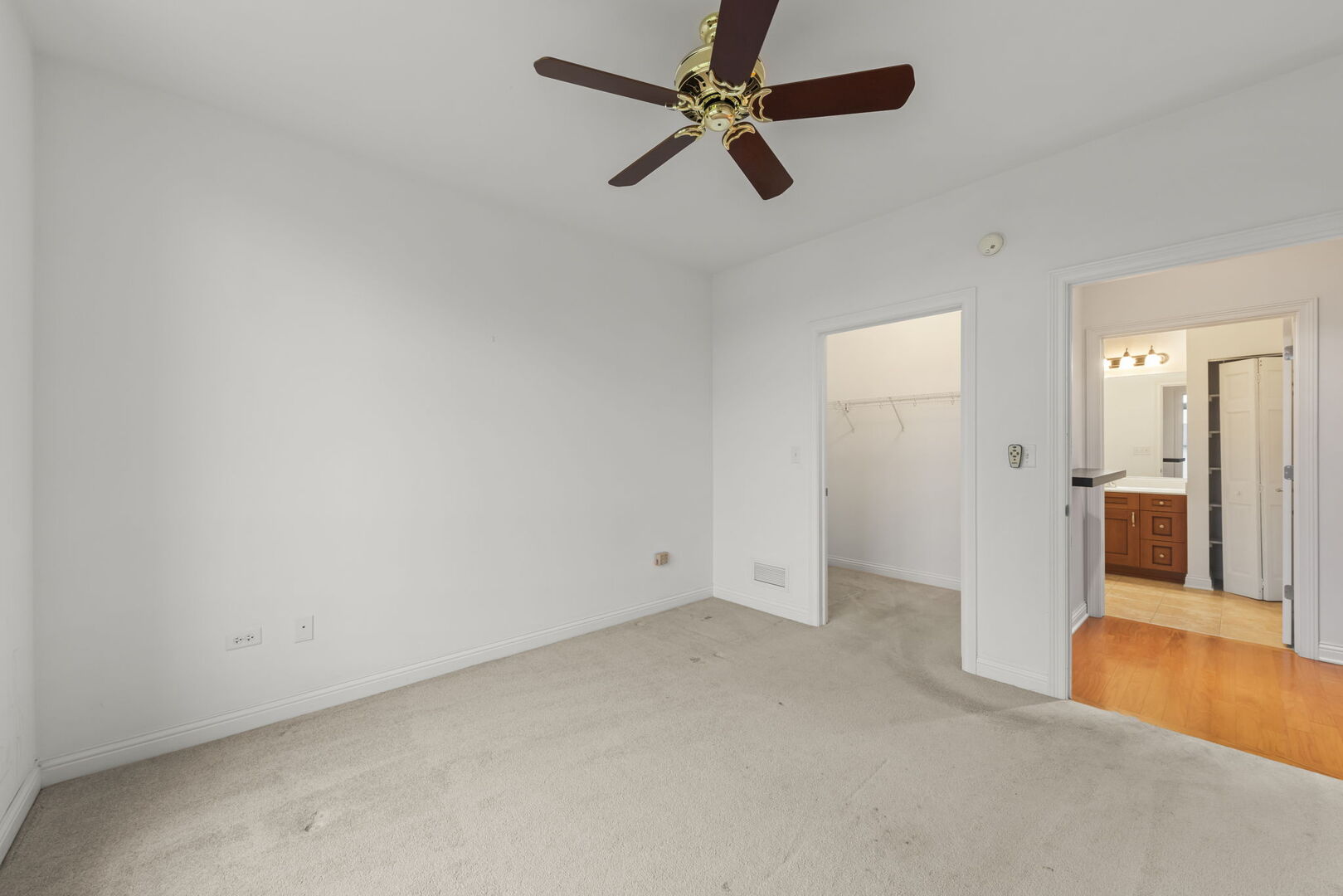 160 S River Street Unit: 215