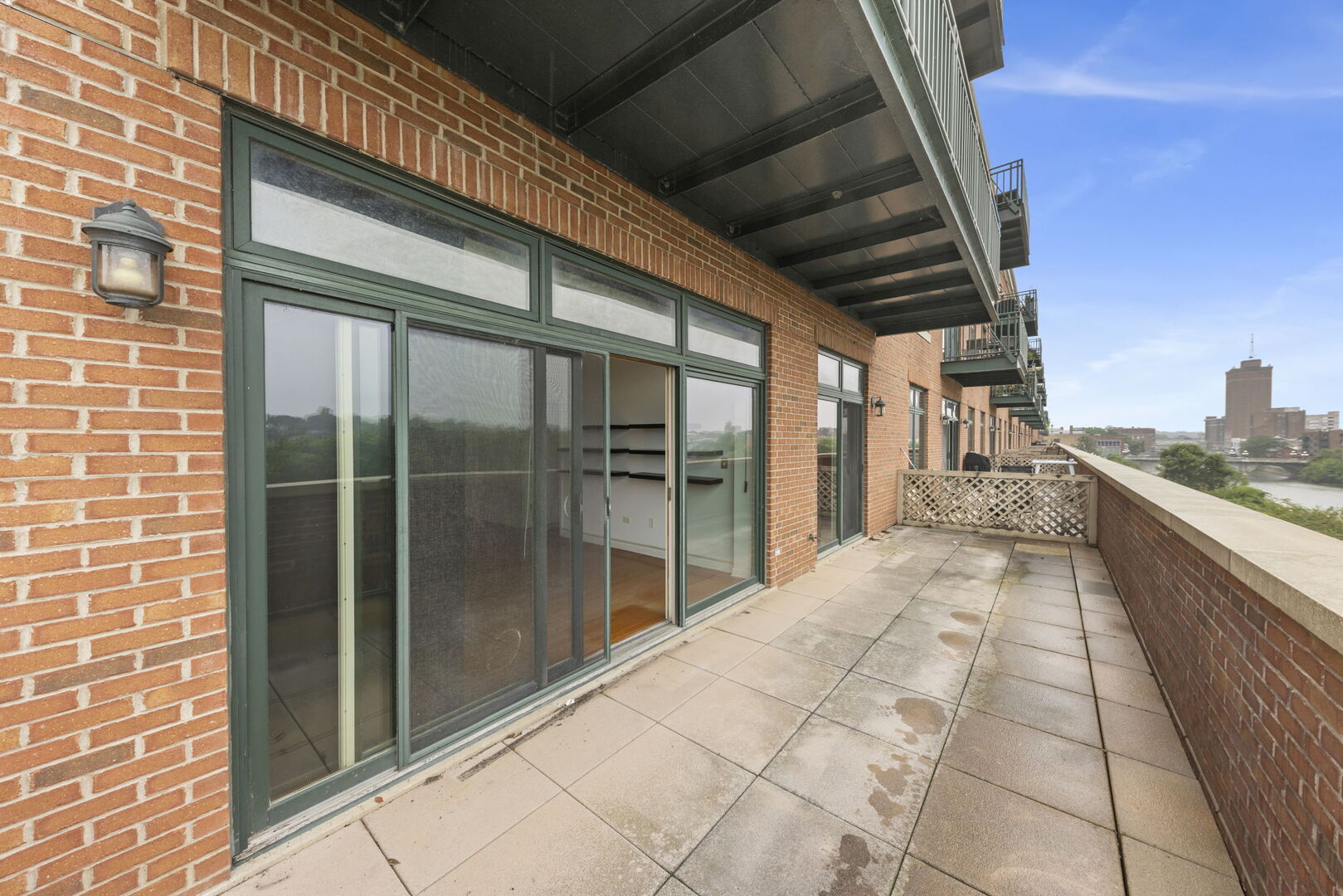 160 S River Street Unit: 215