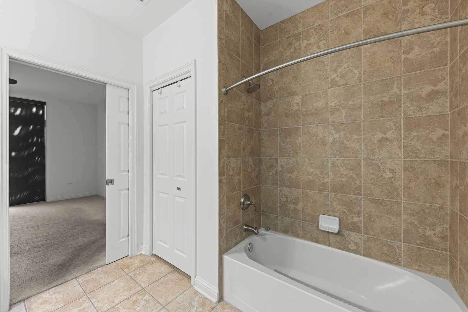 160 S River Street Unit: 215