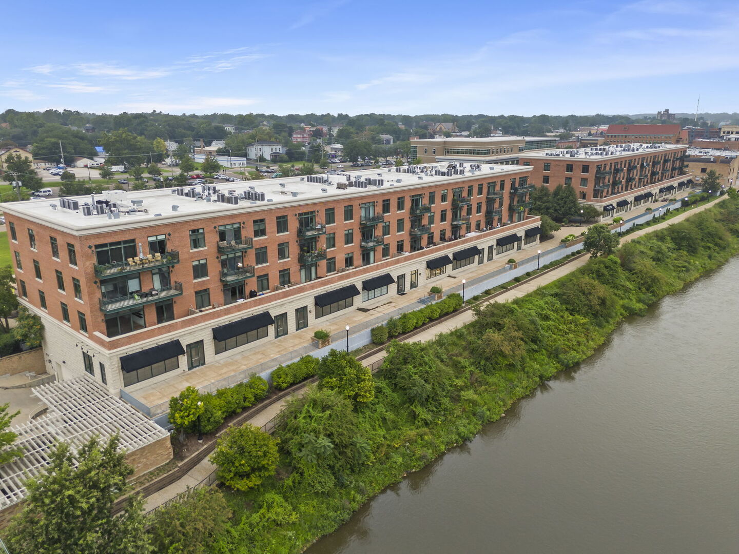 160 S River Street Unit: 215