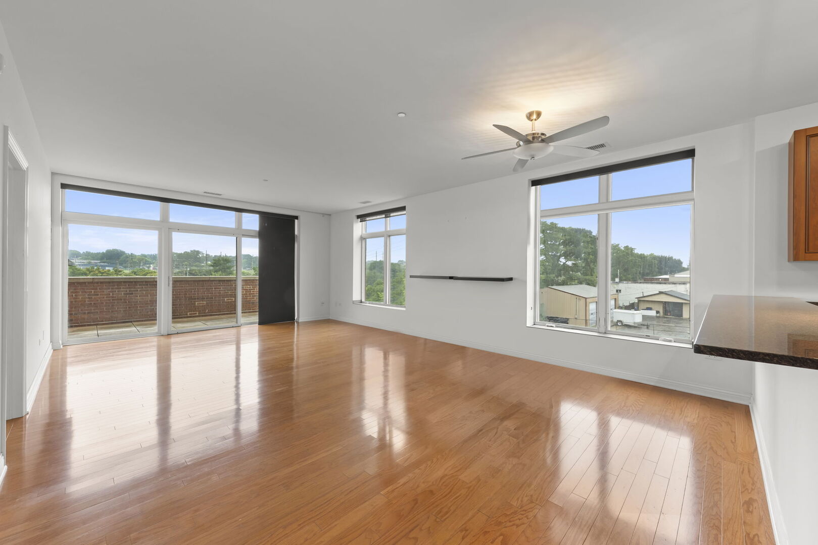 160 S River Street Unit: 215