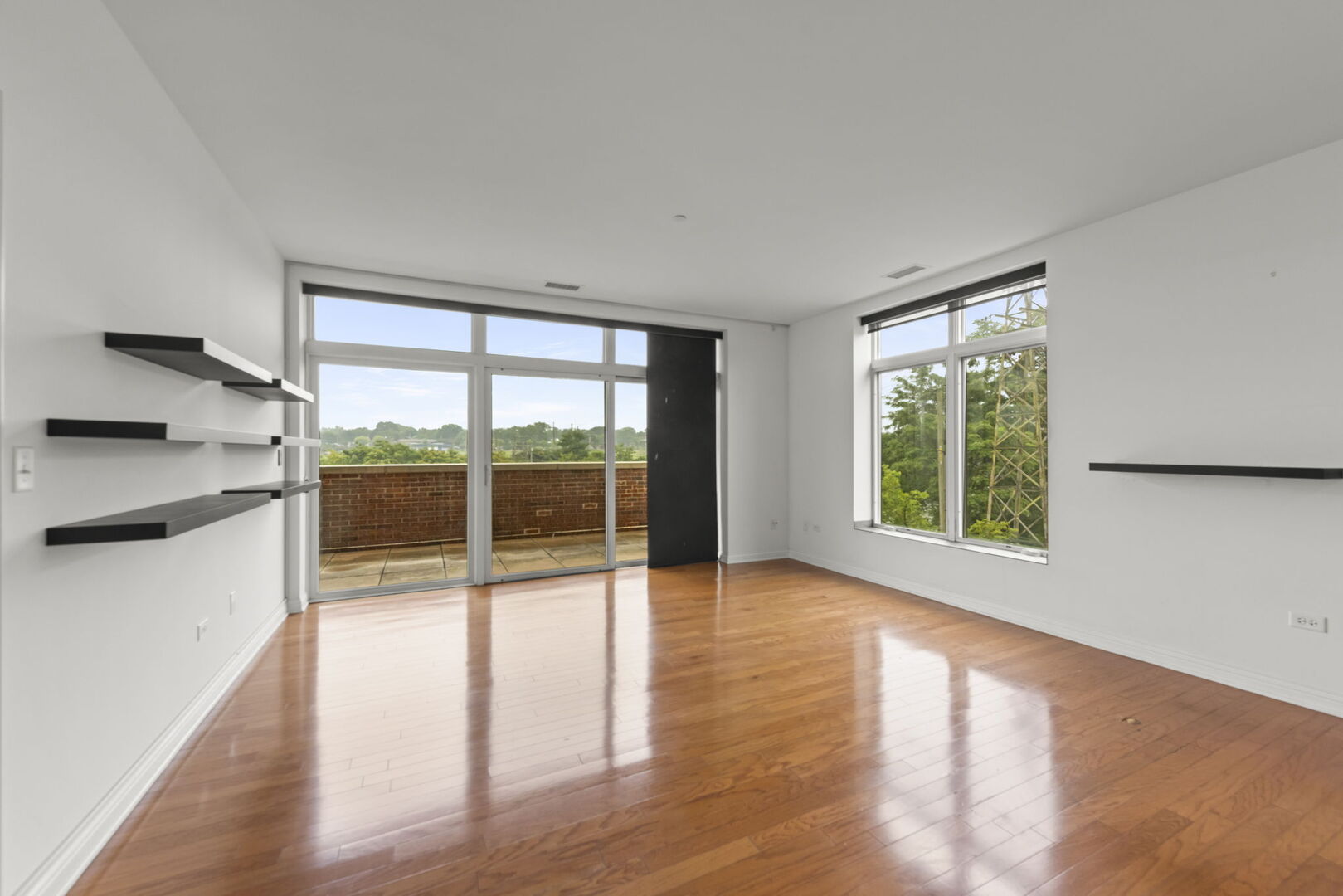 160 S River Street Unit: 215