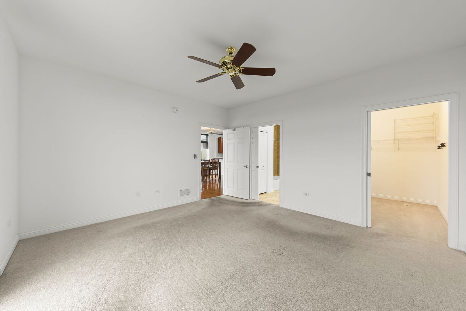 160 S River Street Unit: 215