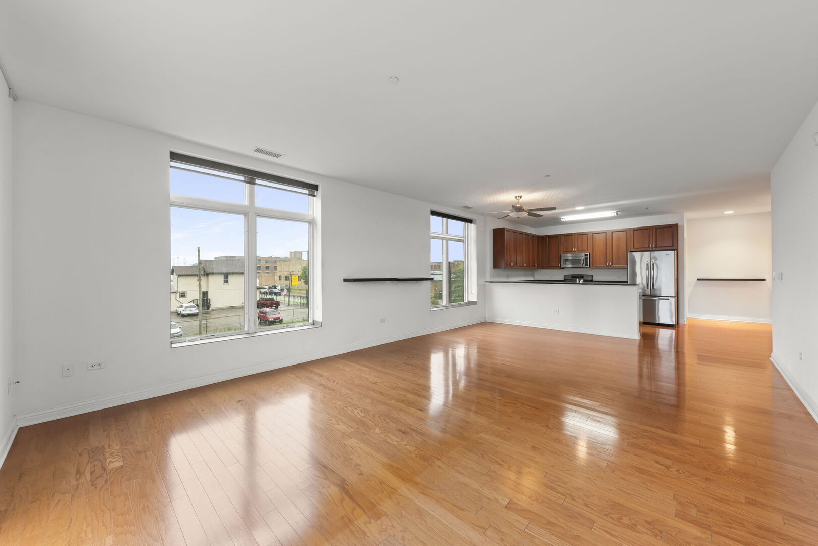 160 S River Street Unit: 215