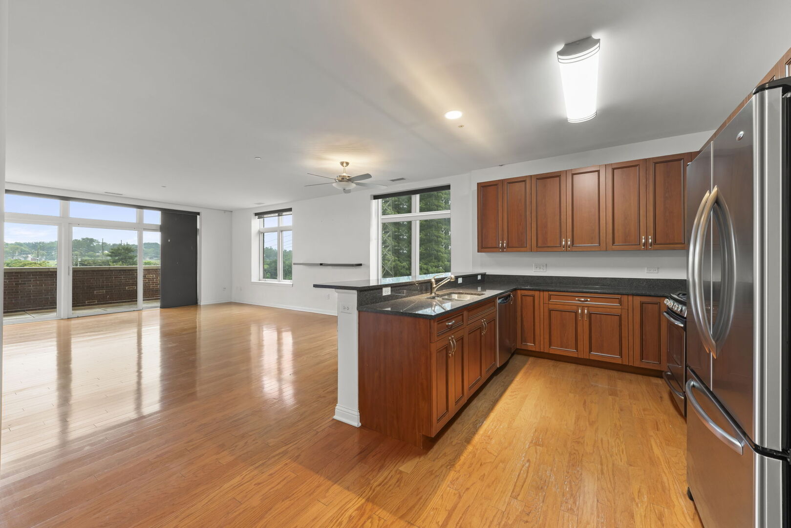 160 S River Street Unit: 215