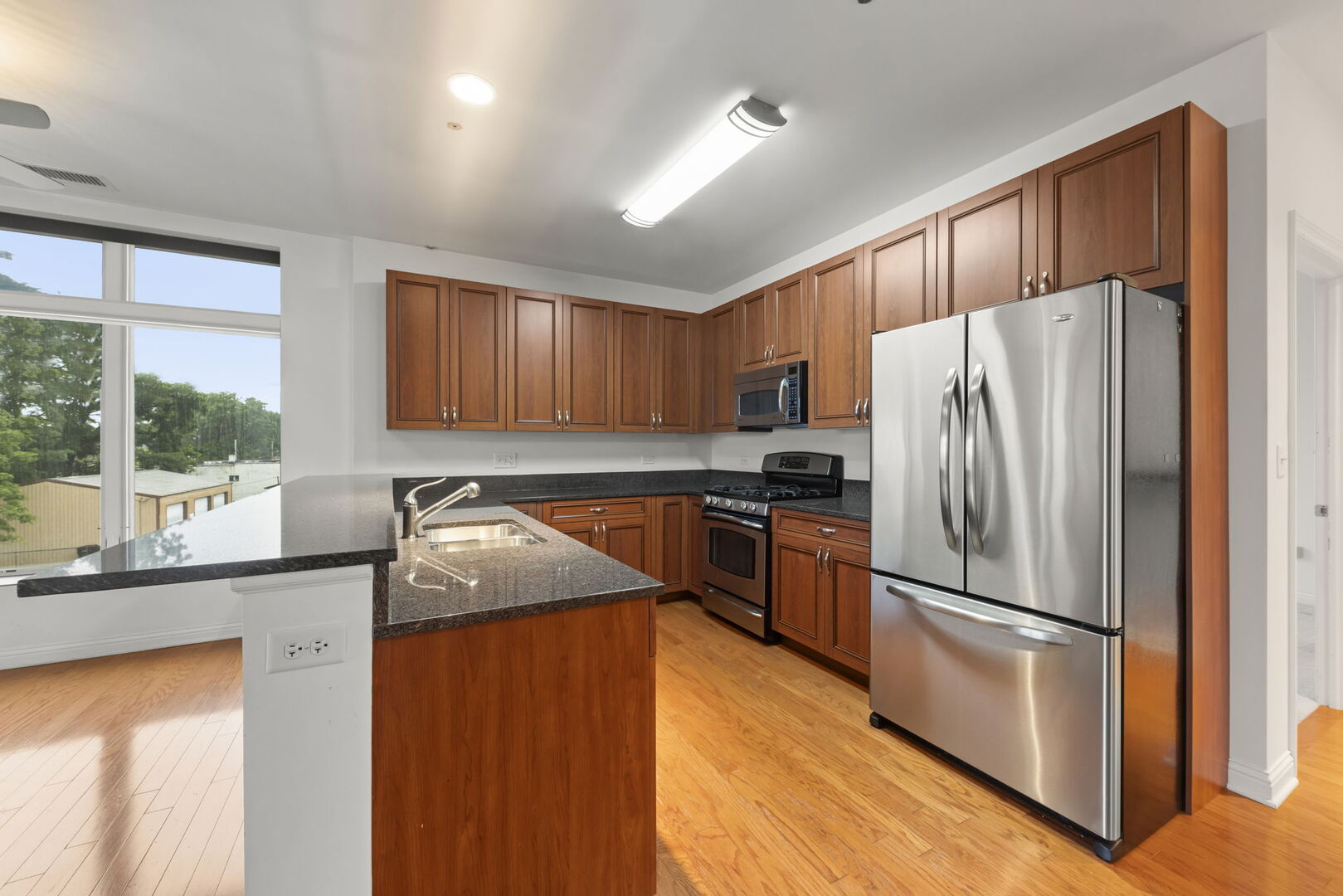 160 S River Street Unit: 215