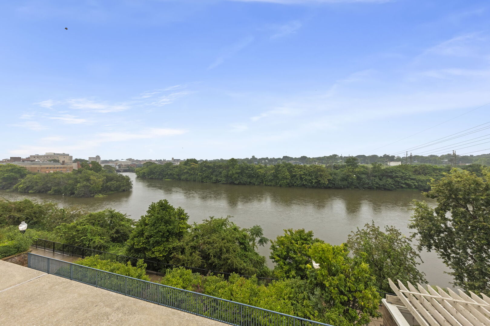 160 S River Street Unit: 215