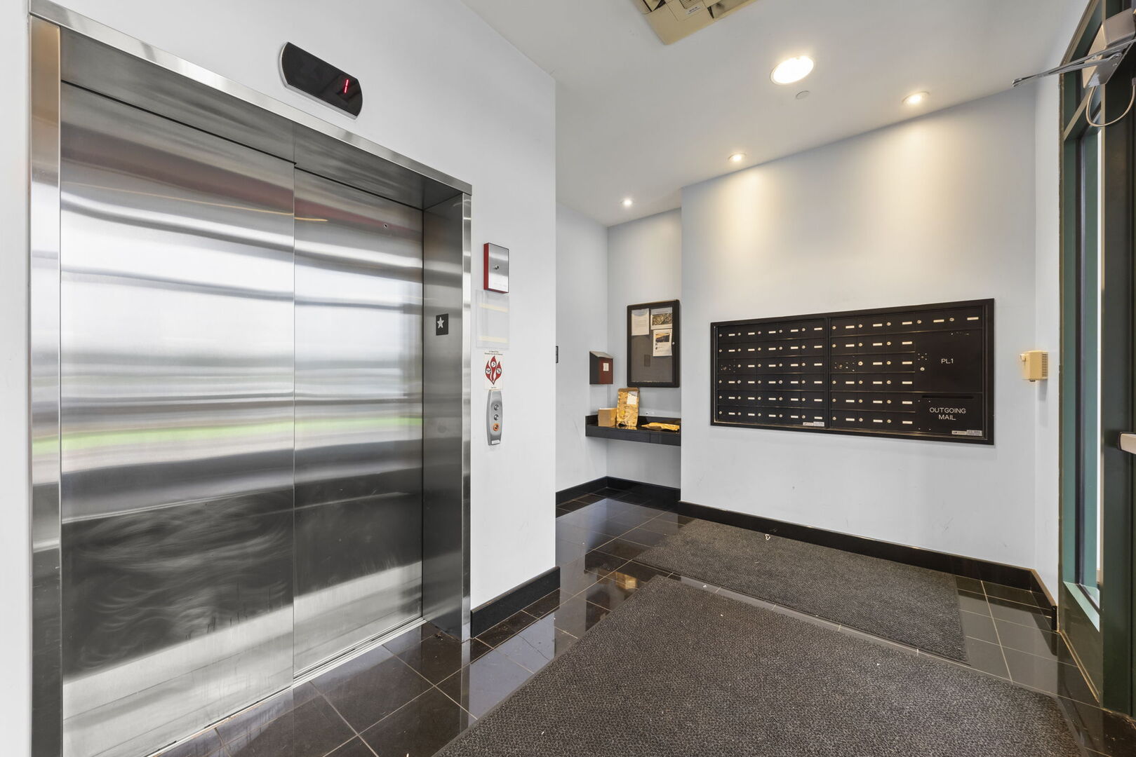 160 S River Street Unit: 215