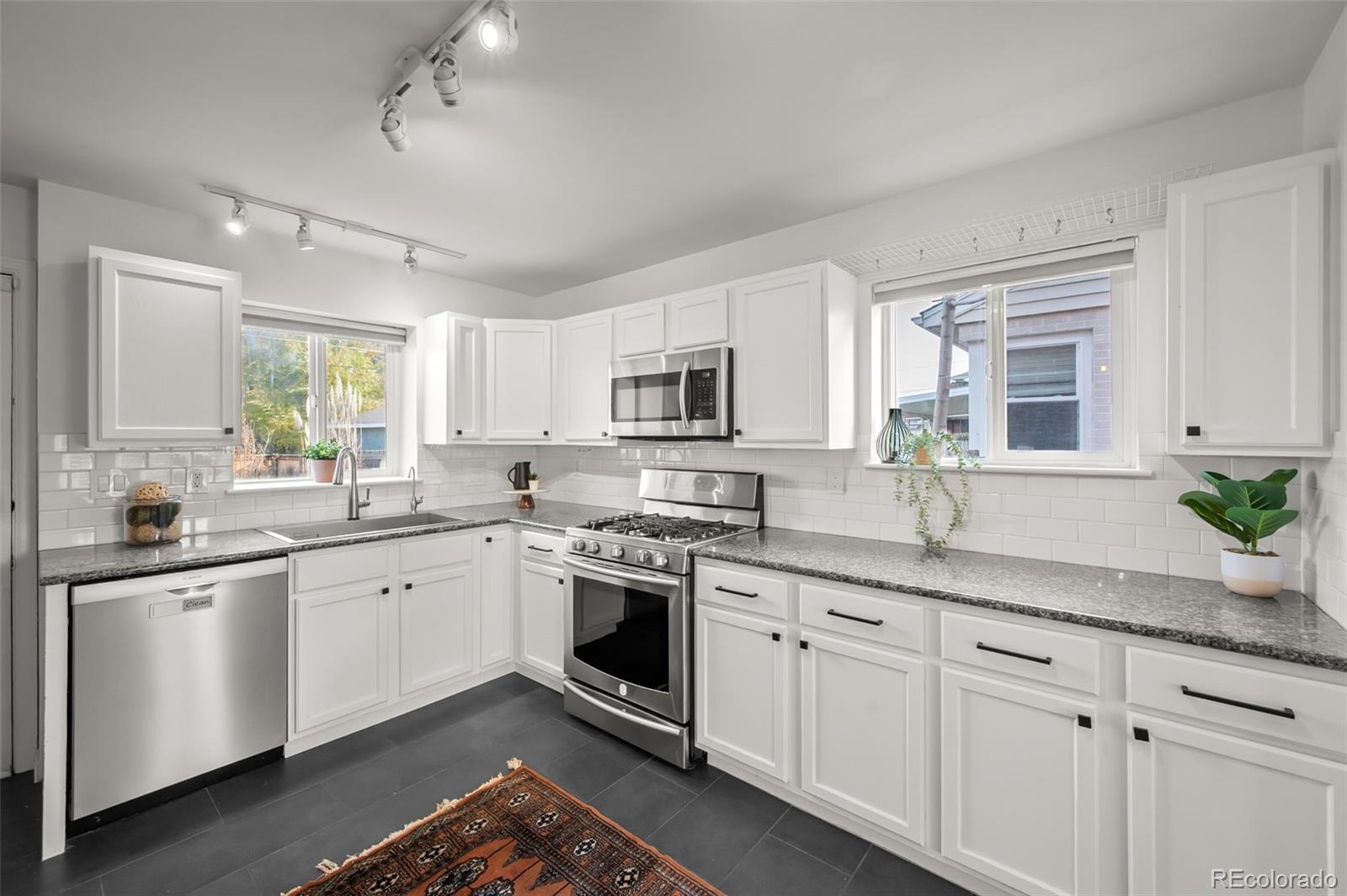 2842 N Glencoe Street