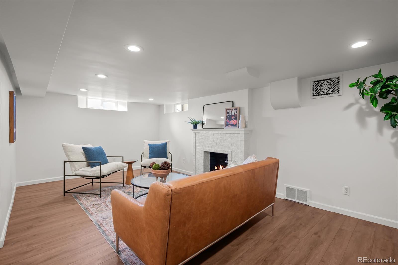 2842 N Glencoe Street