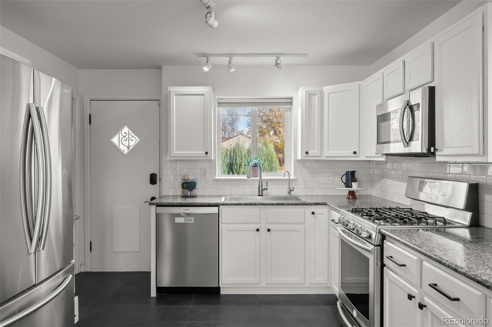 2842 N Glencoe Street