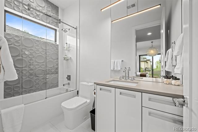 2821 E Cedar Avenue Unit: 17