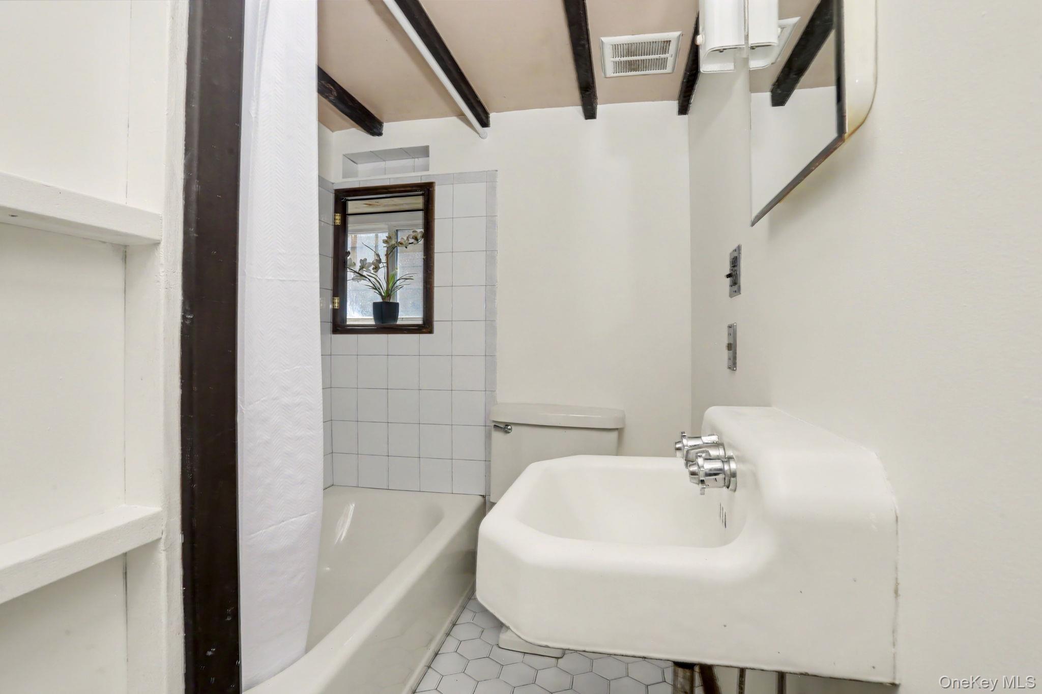 33 Cedar Lane