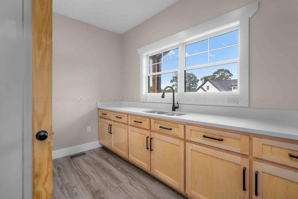 48 LAKESIDE Dr