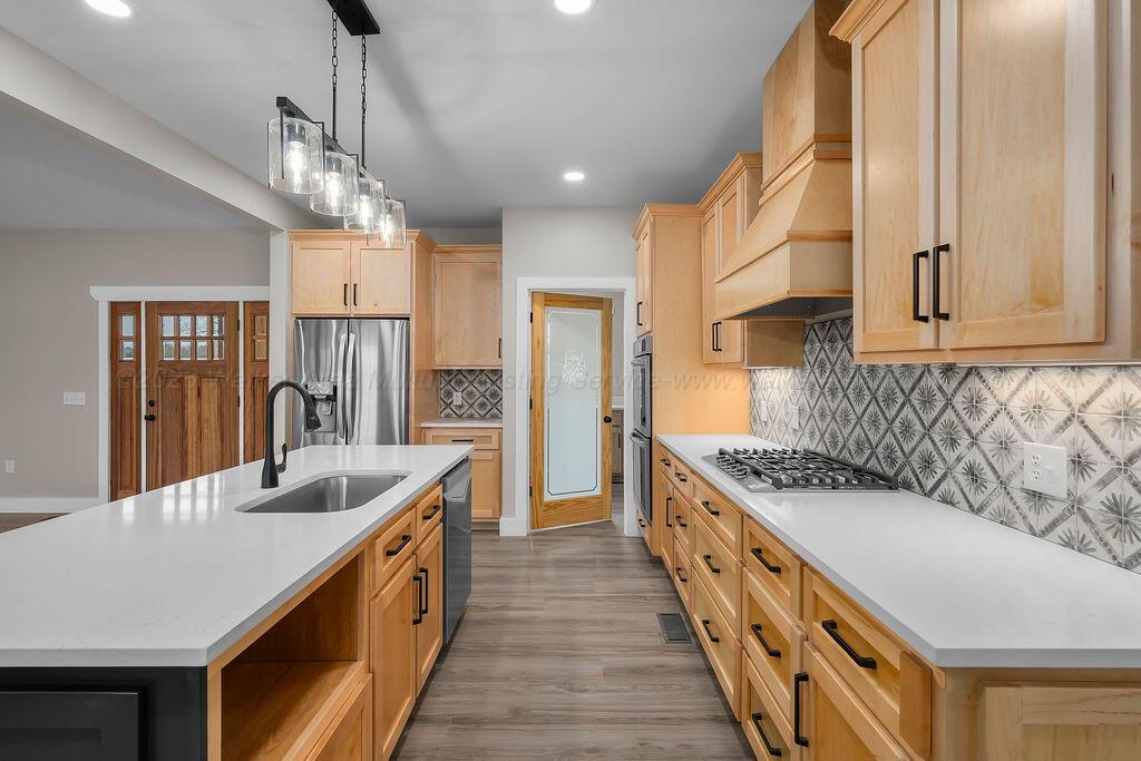 48 LAKESIDE Dr